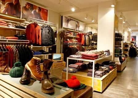 Verkaufsraum mit Bekleidung im Camel Active Store.