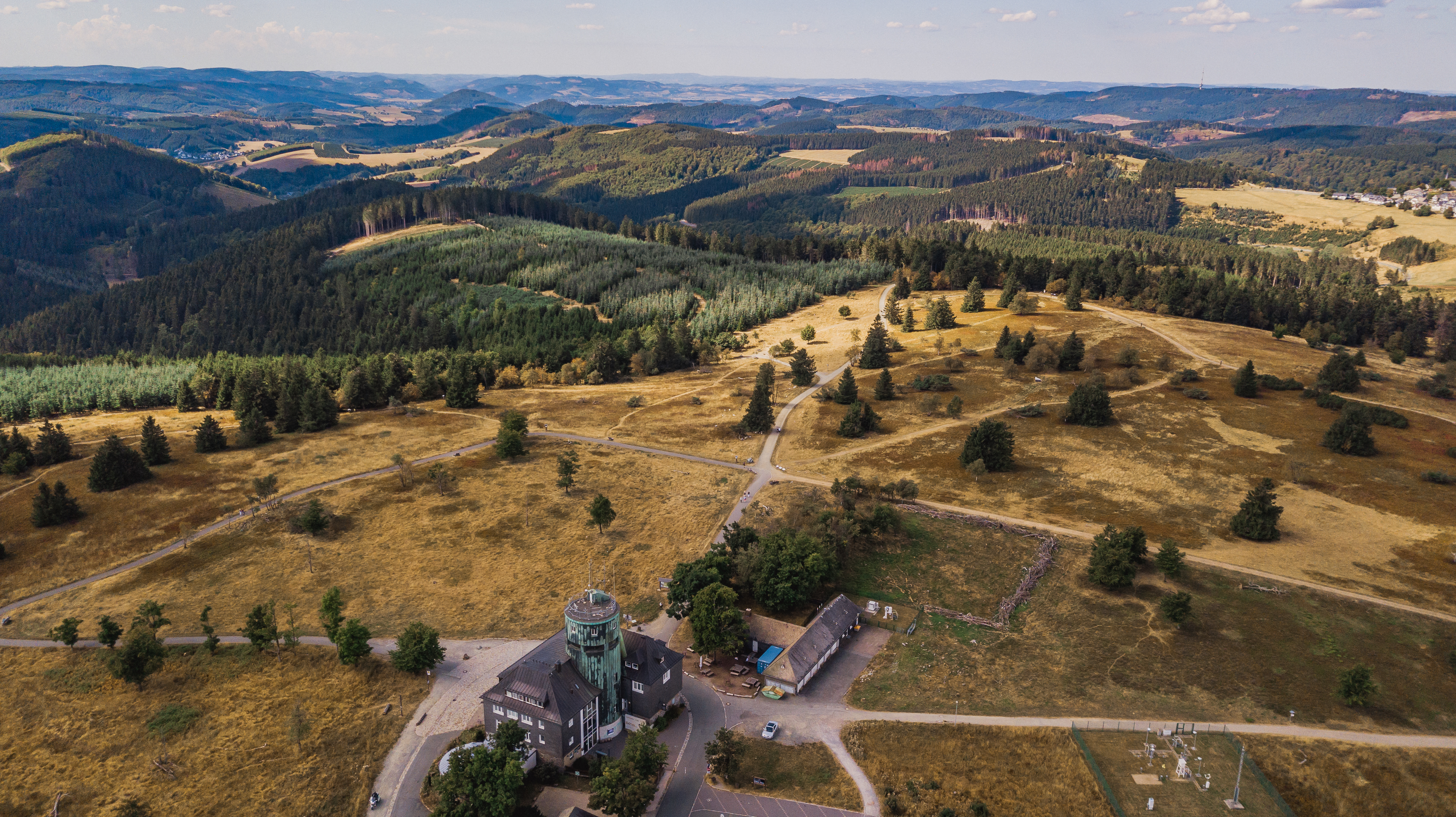 Drohnenaufnahme vom Astenturm mit Wetterstation und einer Weitsicht über die Heidelandschaft, Wälder, Wiesen und Berge. Drohnenaufnahme vom Astenturm mit Wetterstation und einer Weitsicht über die Heidelandschaft, Wälder, Wiesen und Berge.