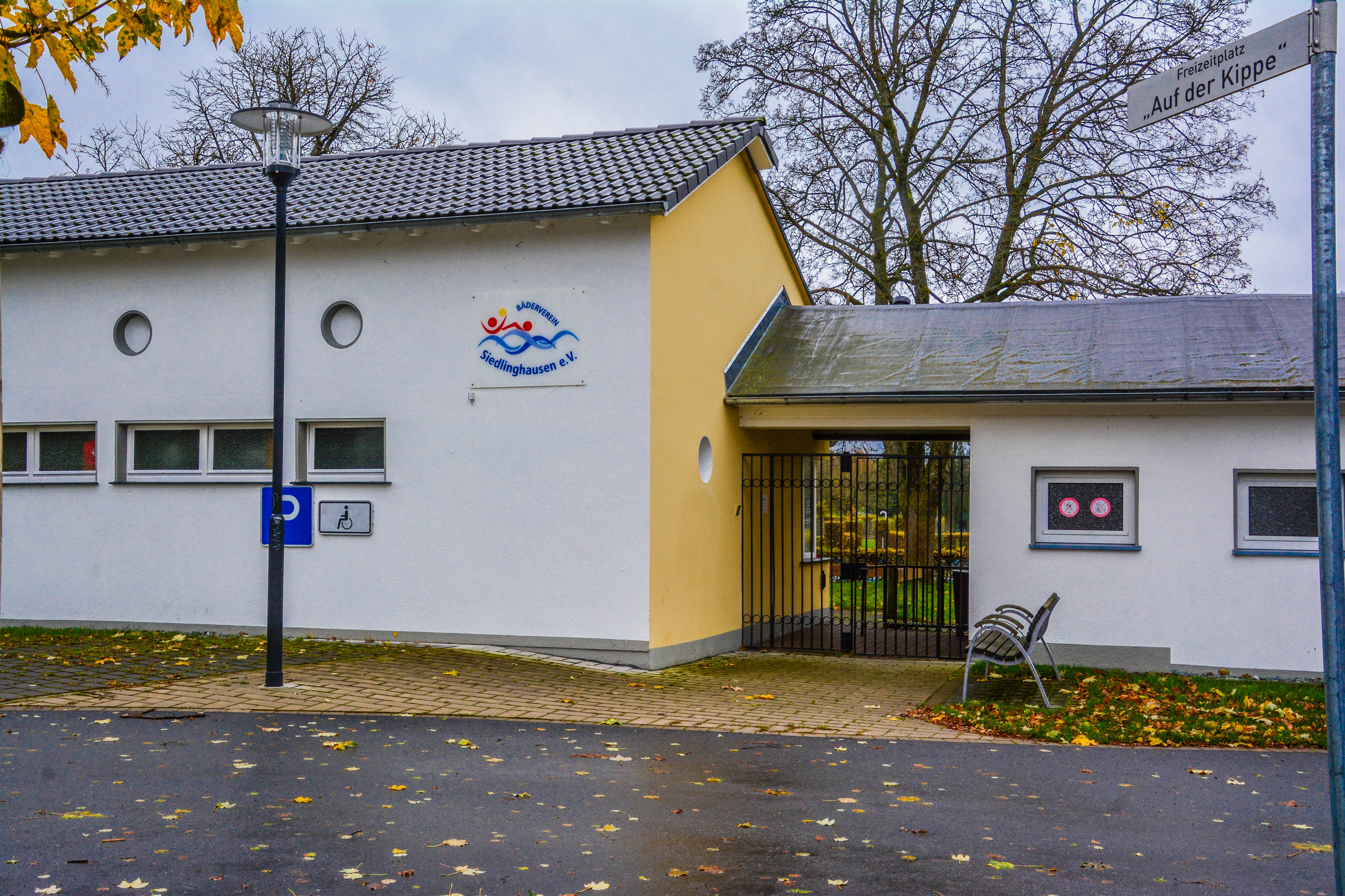 Dorfplatz vor dem Gebäude des Freibads Siedlinghausen.