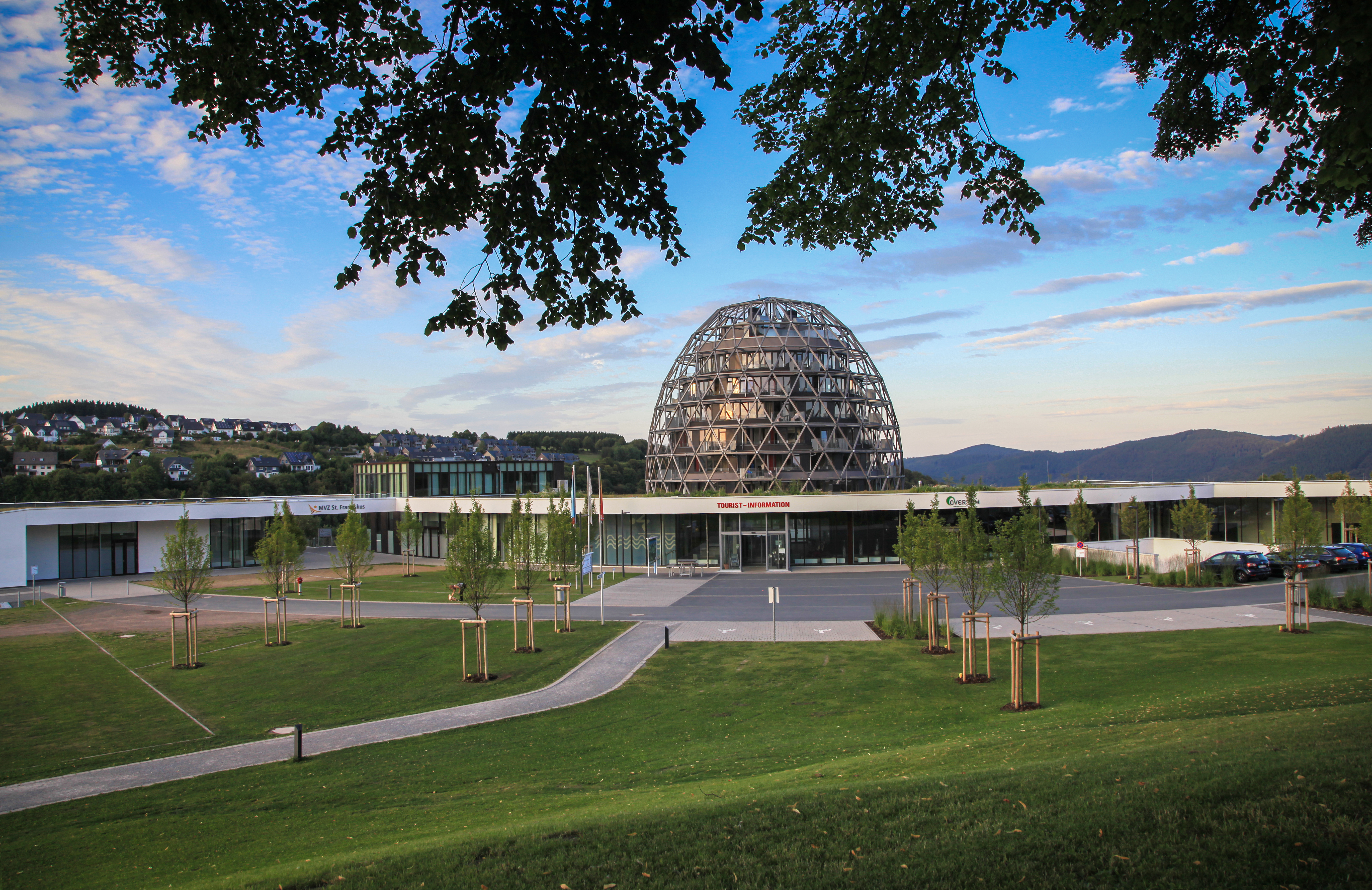 Langgezogenes Gebäude mit dem Hotel Oversum, der Tourist Information, dem Schwimmbad und einigen Büroräumen.