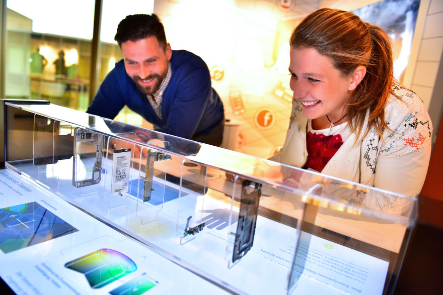 Zwei Personen betrachten einige Ausstellungsstücke hinter Glas. Zwei Personen betrachten einige Ausstellungsstücke hinter Glas.