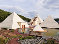 Einige Pyramiden im Galileo Park.