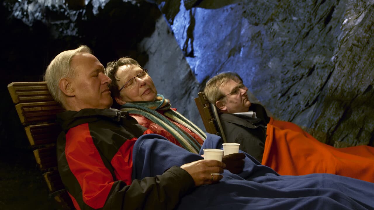 Mehrere Personen auf Ruheliegen im Heilstollen Nordenau.