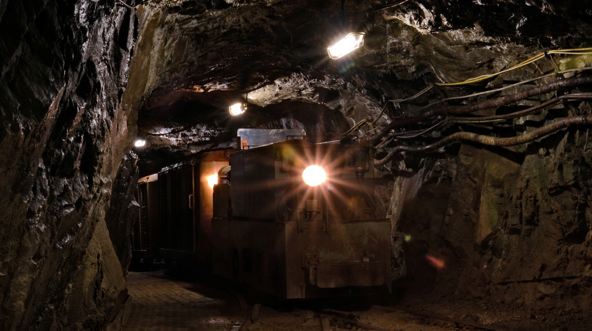 Eine Bergbahn in einem Stollen.
