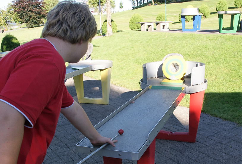 Eine Person spielt Pit-Pat. Eine Person spielt Pit-Pat.