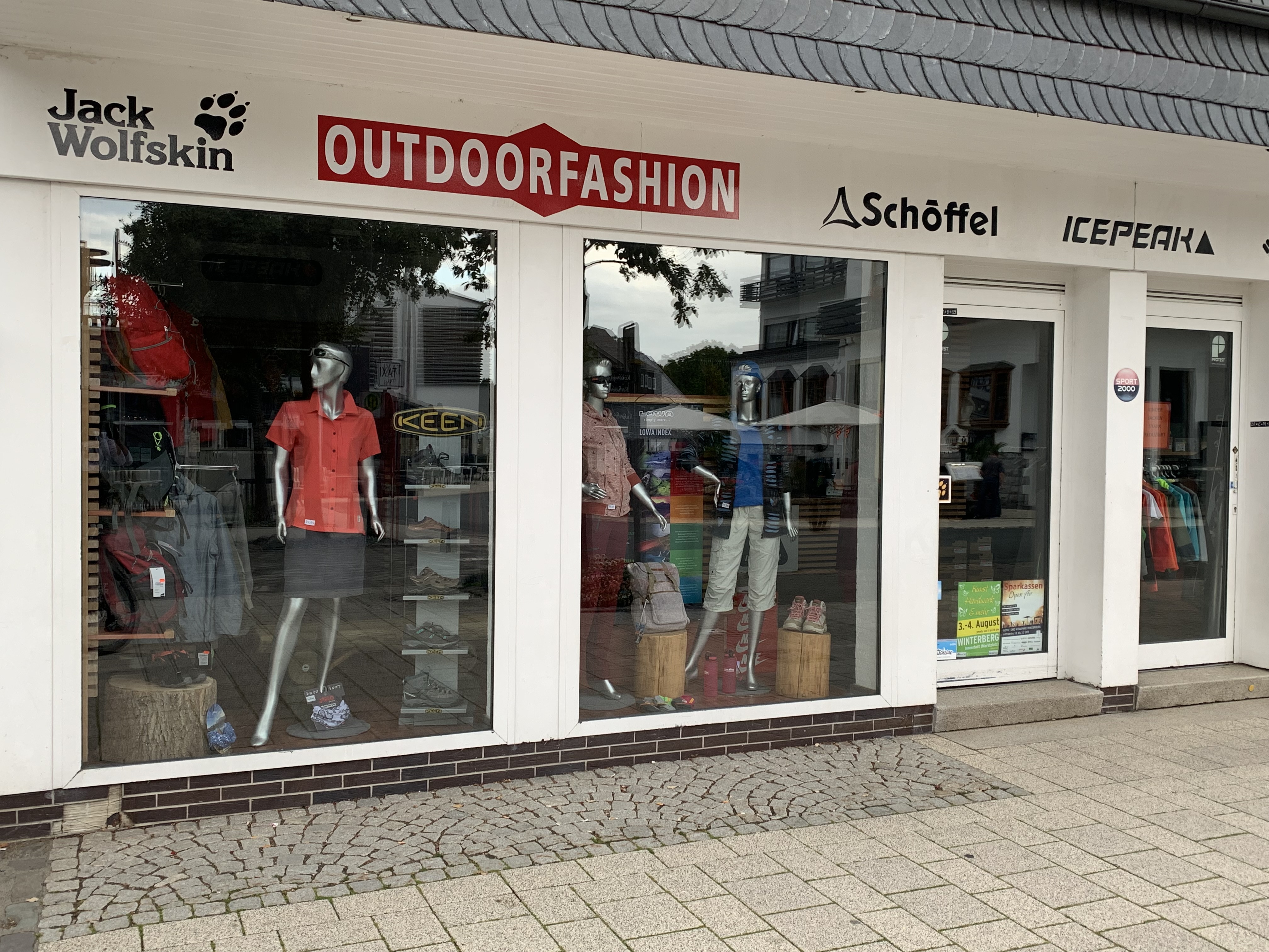 Außenansicht der Schaufenster des Geschäftes Outdoorfashion.