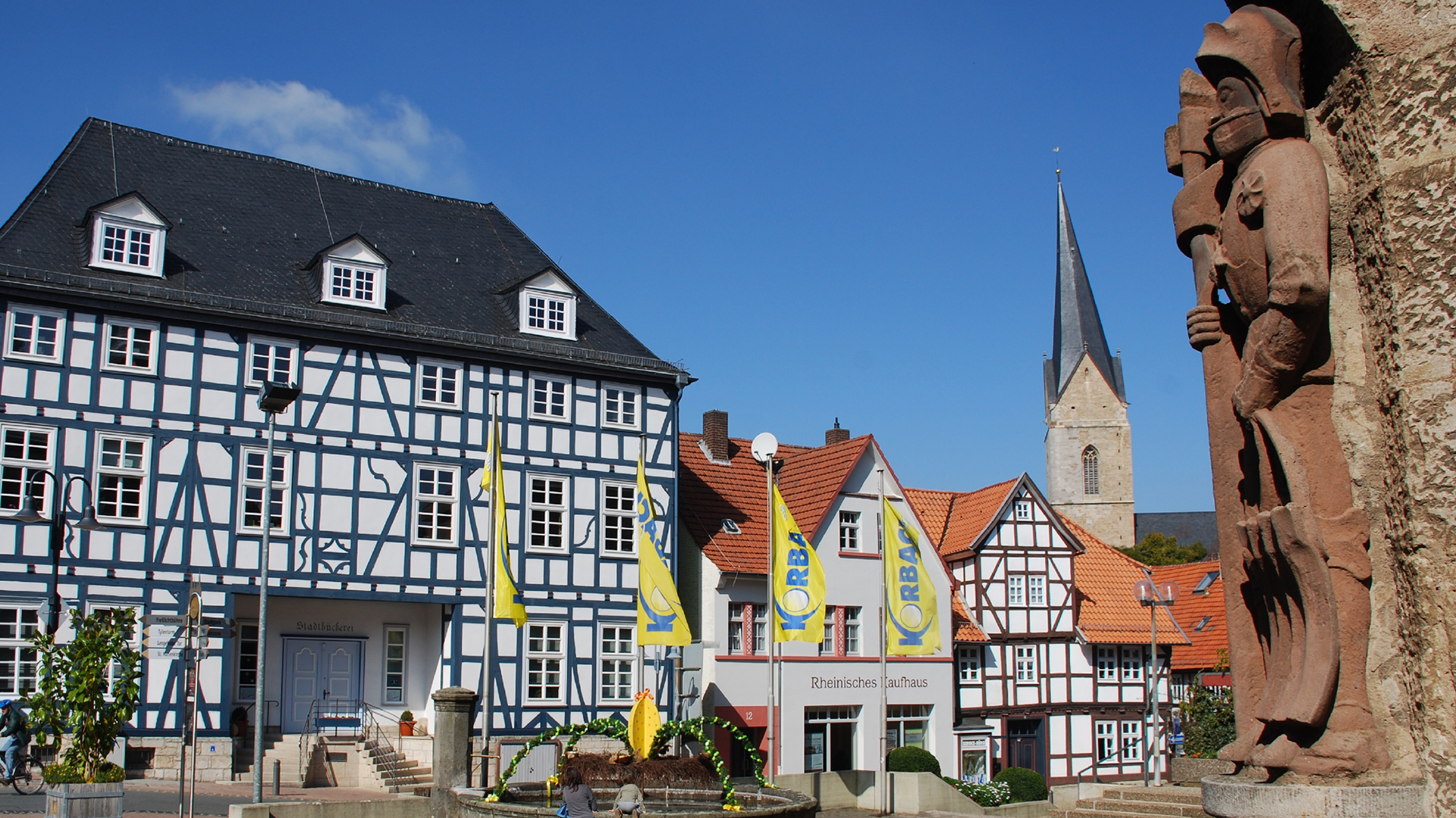 Fachwerkhäuser und eine Kirche in der Altstadt Korbachs.