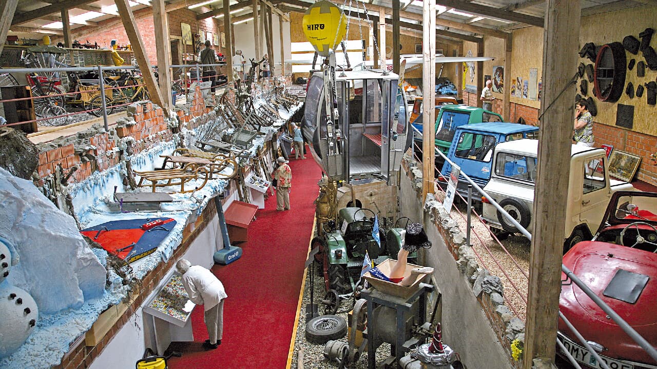 Ein Austellungsraum mit vielen verschiedenen Ausstellungsstücken. Ein Austellungsraum mit vielen verschiedenen Ausstellungsstücken.