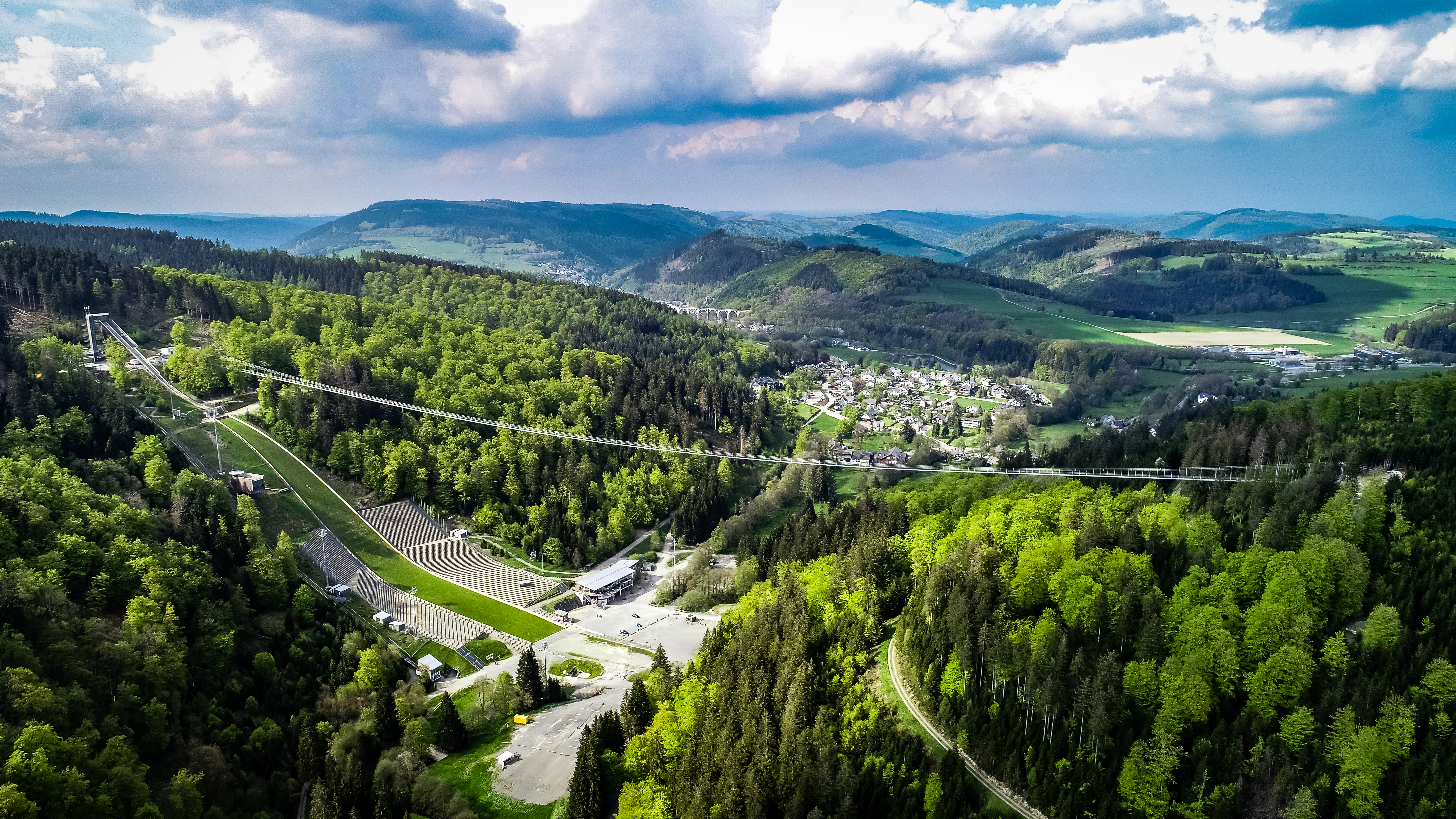 Ausblick auf den Skywalk in Willingen mit Bergen, Wiesen und Wäldern.