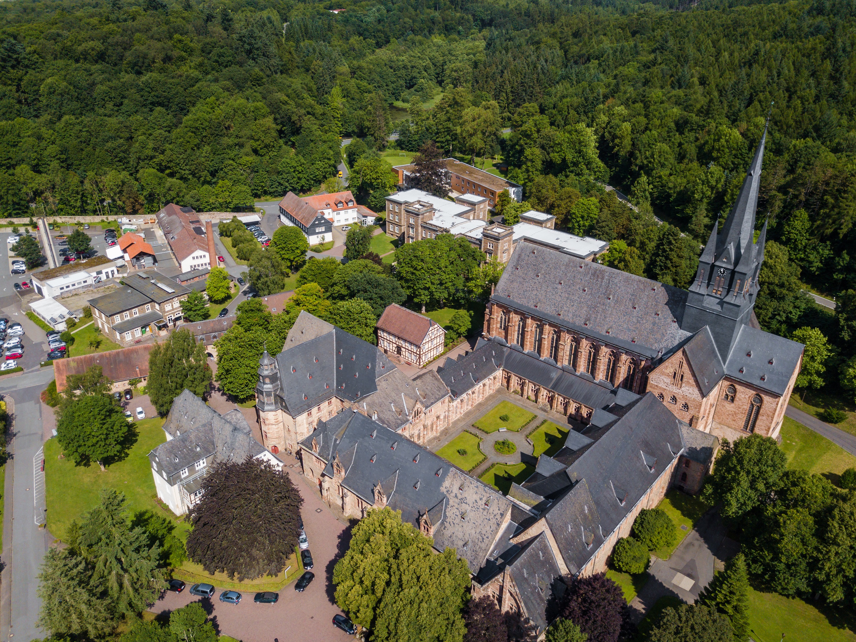 Drohnenaufnahme eines Klosters und angrenzenden Häusern. Drohnenaufnahme eines Klosters und angrenzenden Häusern.