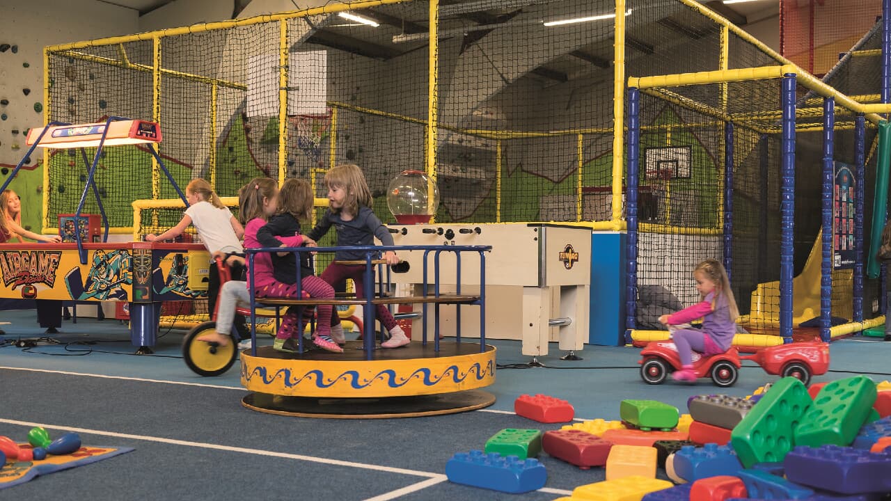 Indoorspielplatz mit Trampolinen, Fahrzeugen, Karussell und Bauklötzen. Indoorspielplatz mit Trampolinen, Fahrzeugen, Karussell und Bauklötzen.
