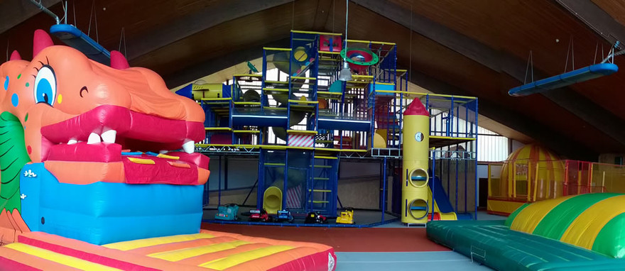 Indoorspielplatz mit Hüpfburgen und Klettergerüst. Indoorspielplatz mit Hüpfburgen und Klettergerüst.