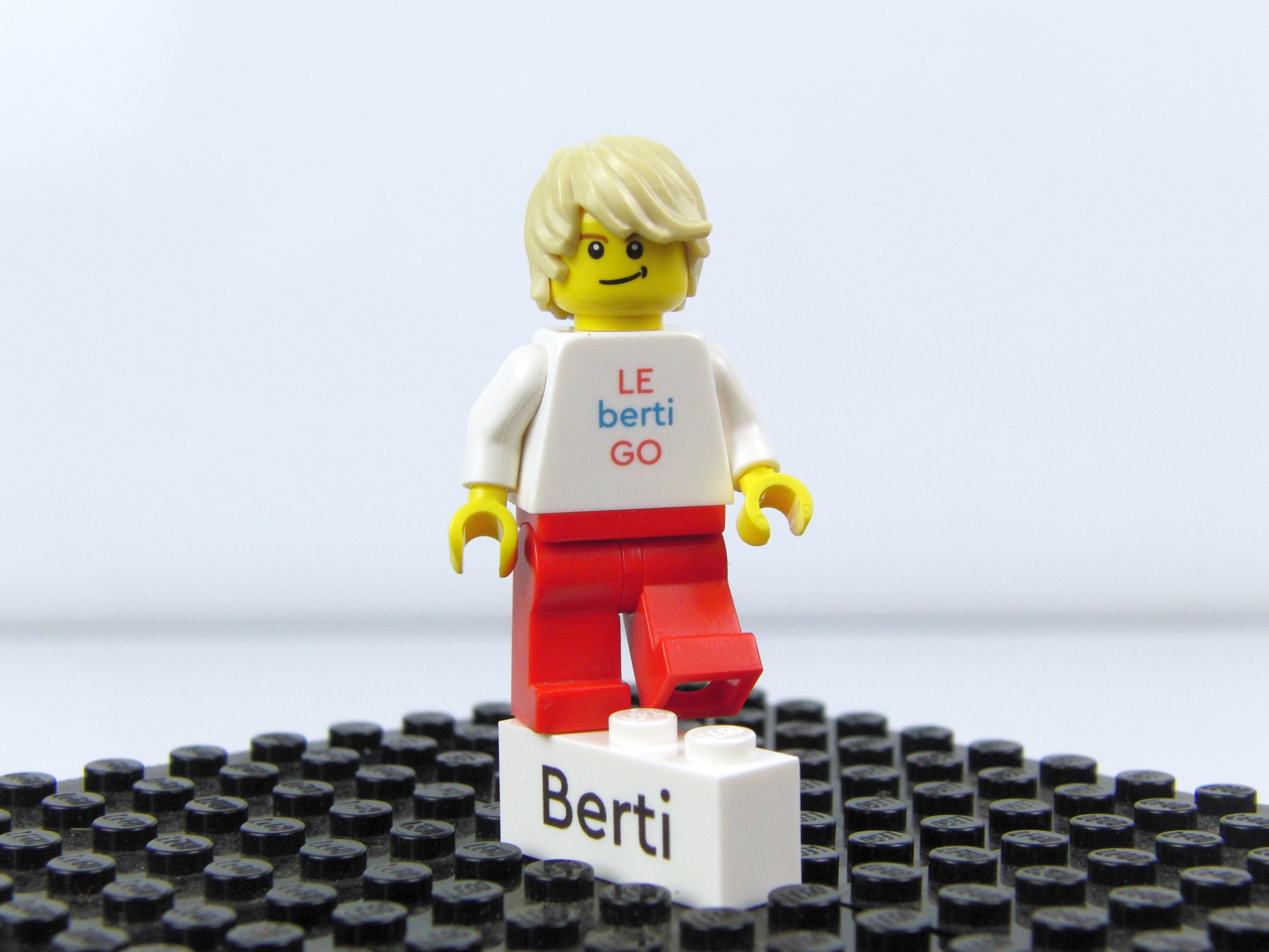 Legopüppchen Namens Berti mit der Aufschrift Lebertigo. Legopüppchen Namens Berti mit der Aufschrift Lebertigo.