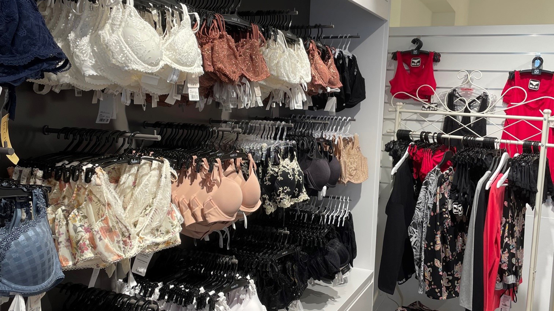 Verkaufsartikel des Geschäftes West15 Lingerie im Verkaufsraum.