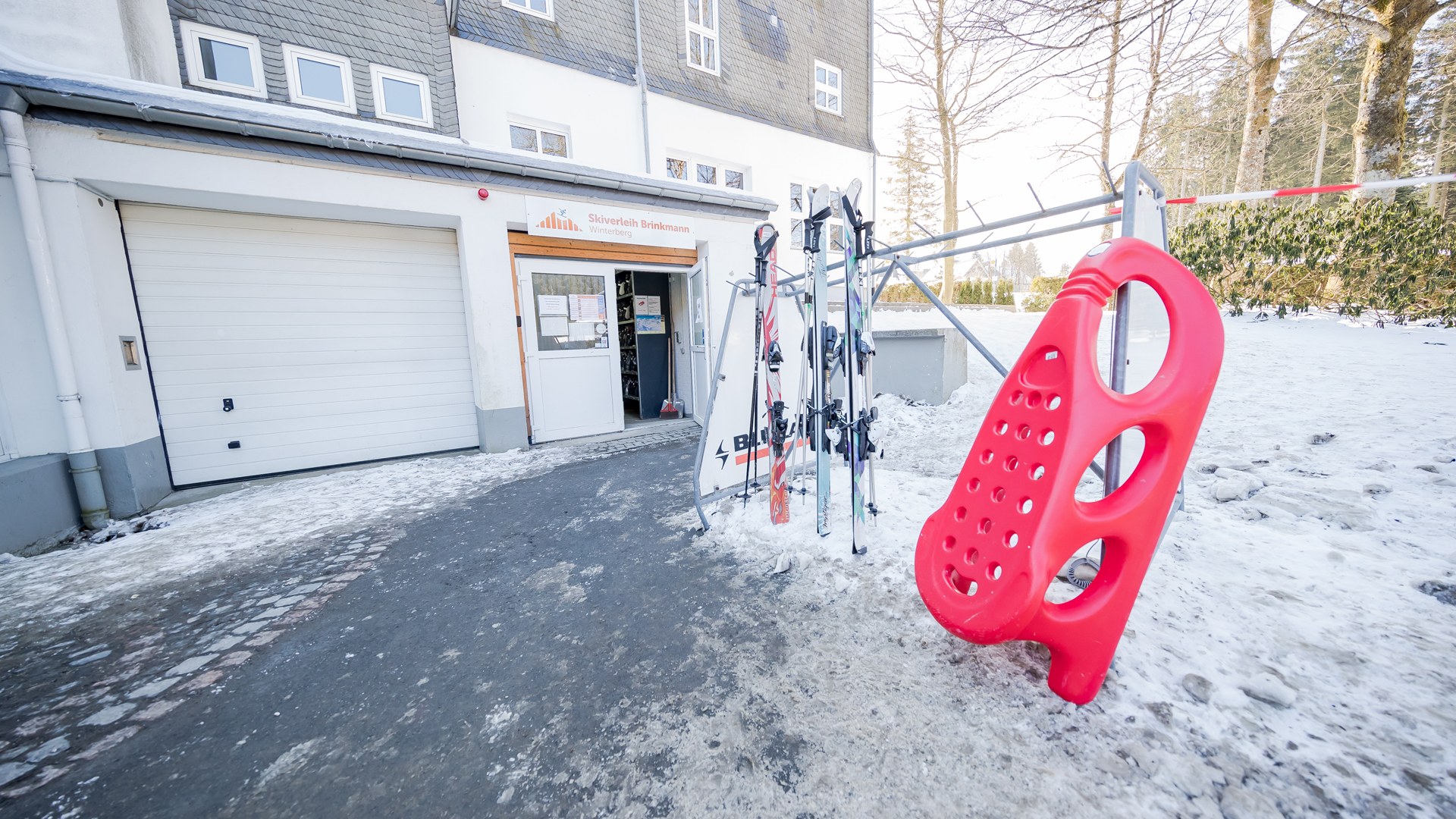 Außenansicht des Skiverleihs Brinkmann am Hostel Erlebnisberg Kappe. Außenansicht des Skiverleihs Brinkmann am Hostel Erlebnisberg Kappe.