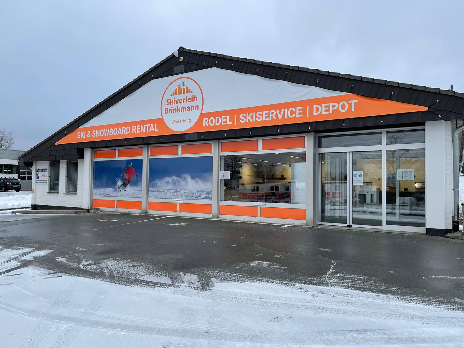 Außenansicht des Skiverleihs Brinkmann im Gewerbegebiet Remmeswiese.