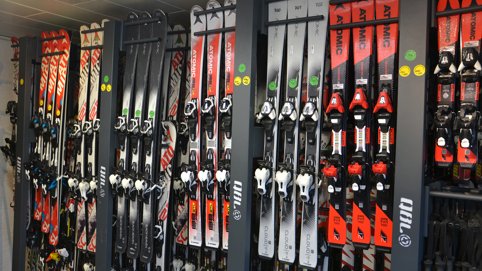 Eine Reihe Skier in verschiedenen Größen.