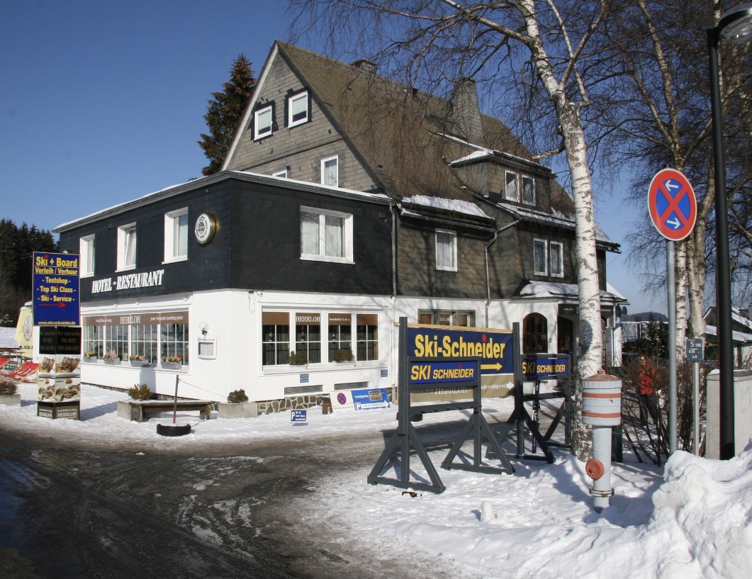 Außenansicht des Skiverleihs Schneider.