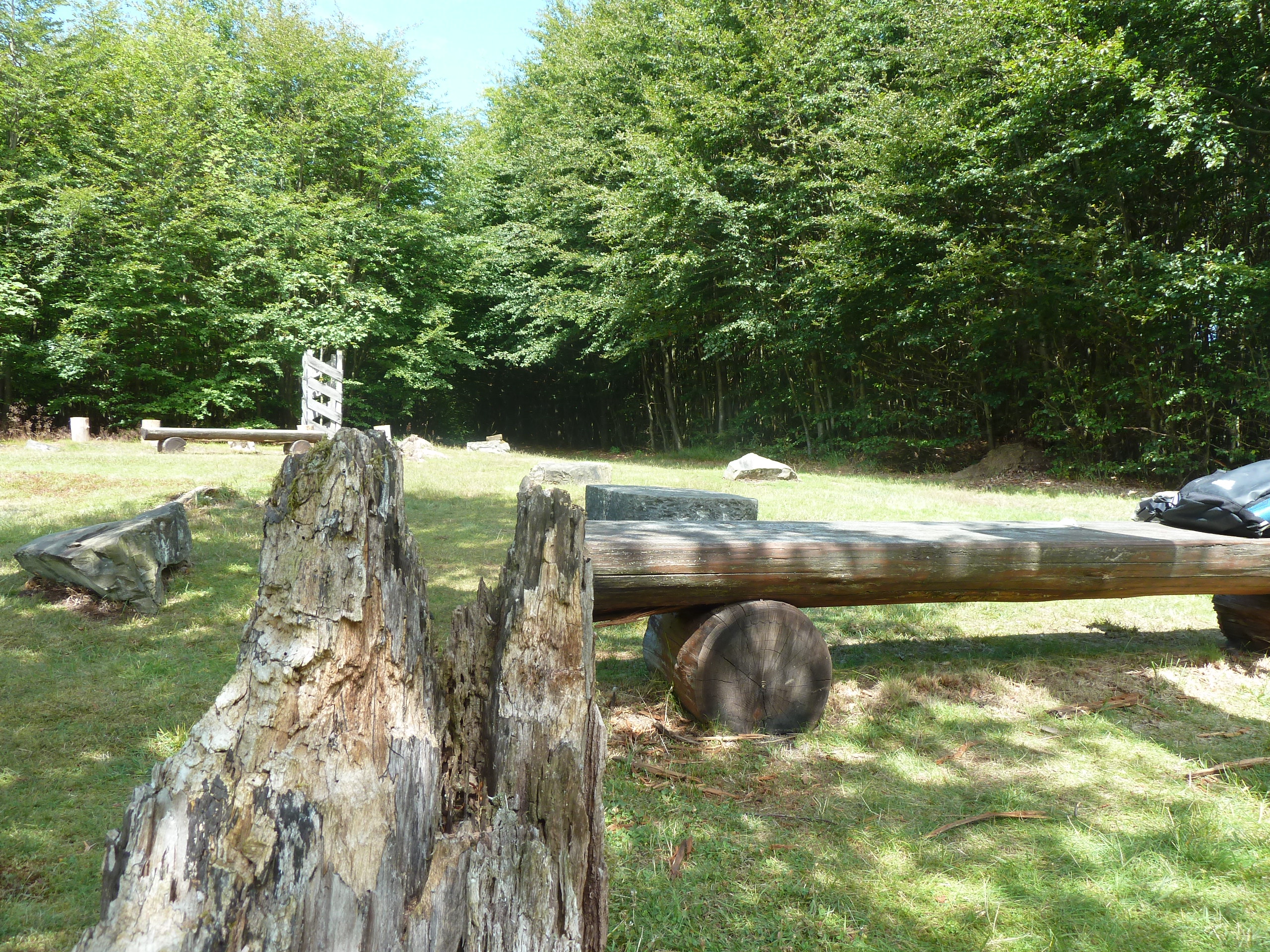 Platz auf einer Wiese mit einigen Holzbänken. Platz auf einer Wiese mit einigen Holzbänken.