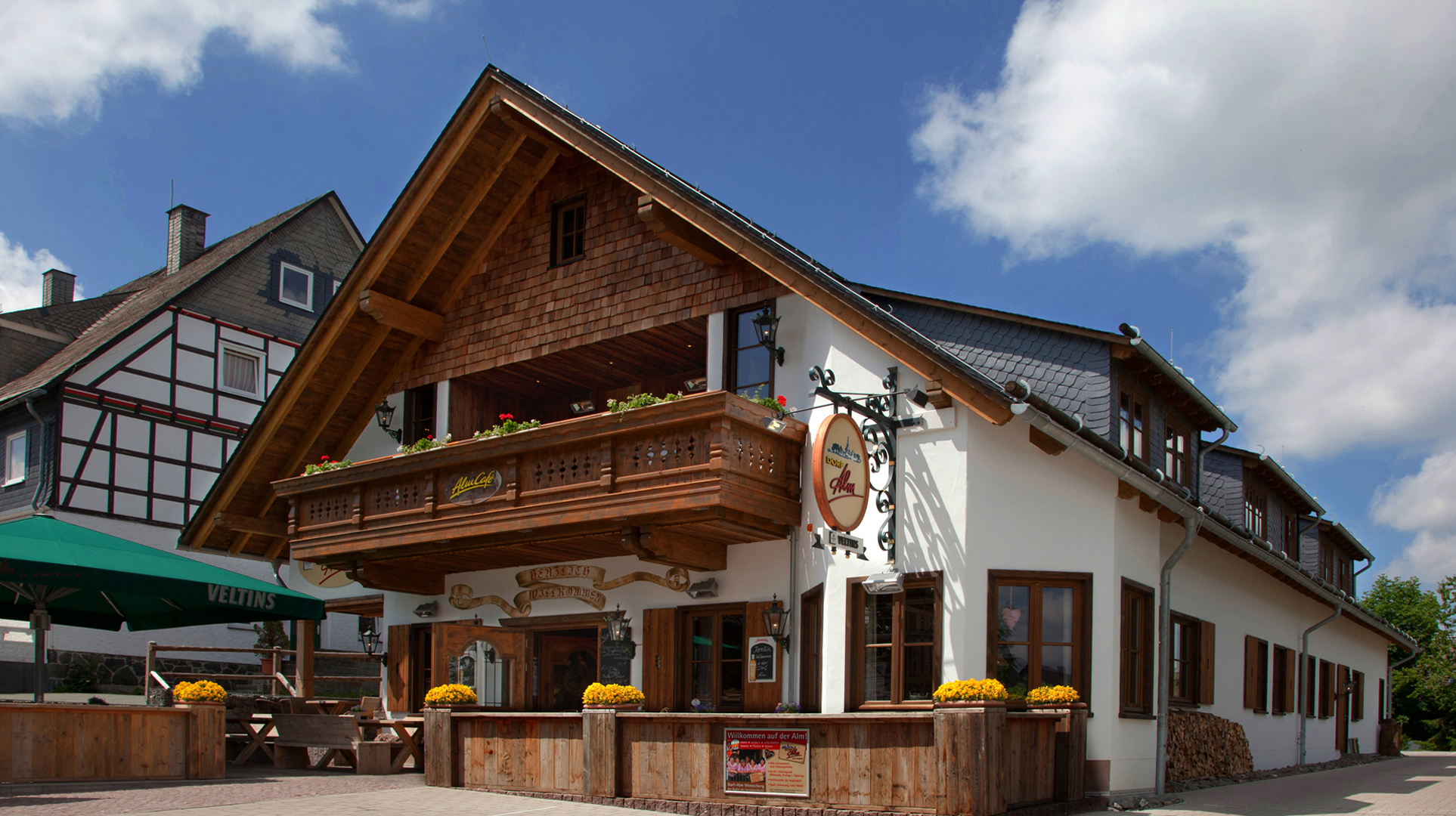Außenansicht des Gebäudes Dorf-Alm in bayerischem Stil. Außenansicht des Gebäudes Dorf-Alm in bayerischem Stil.