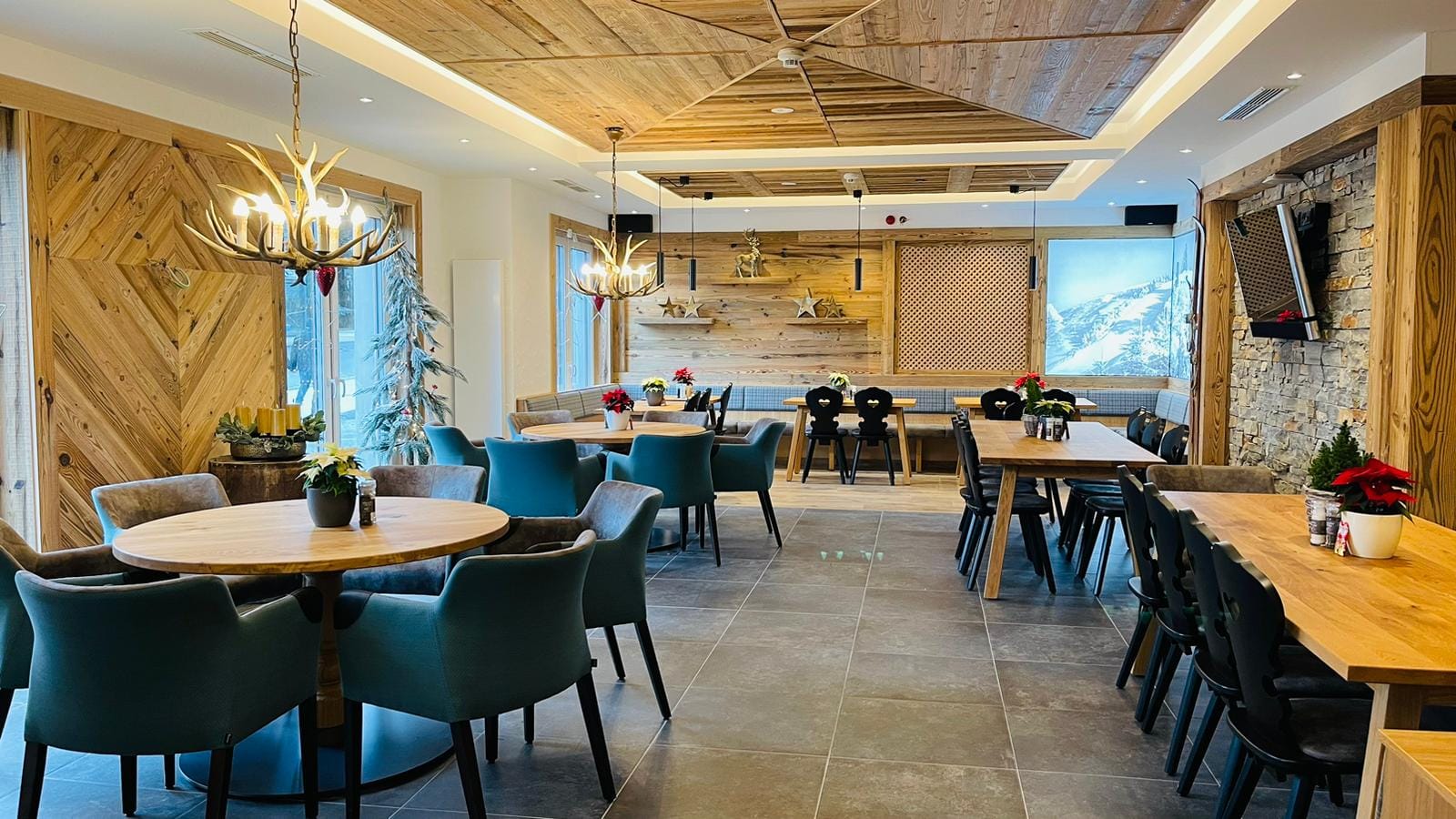 Sitzbereich mit mehreren Tischen und Stühlen in einem Restaurant.