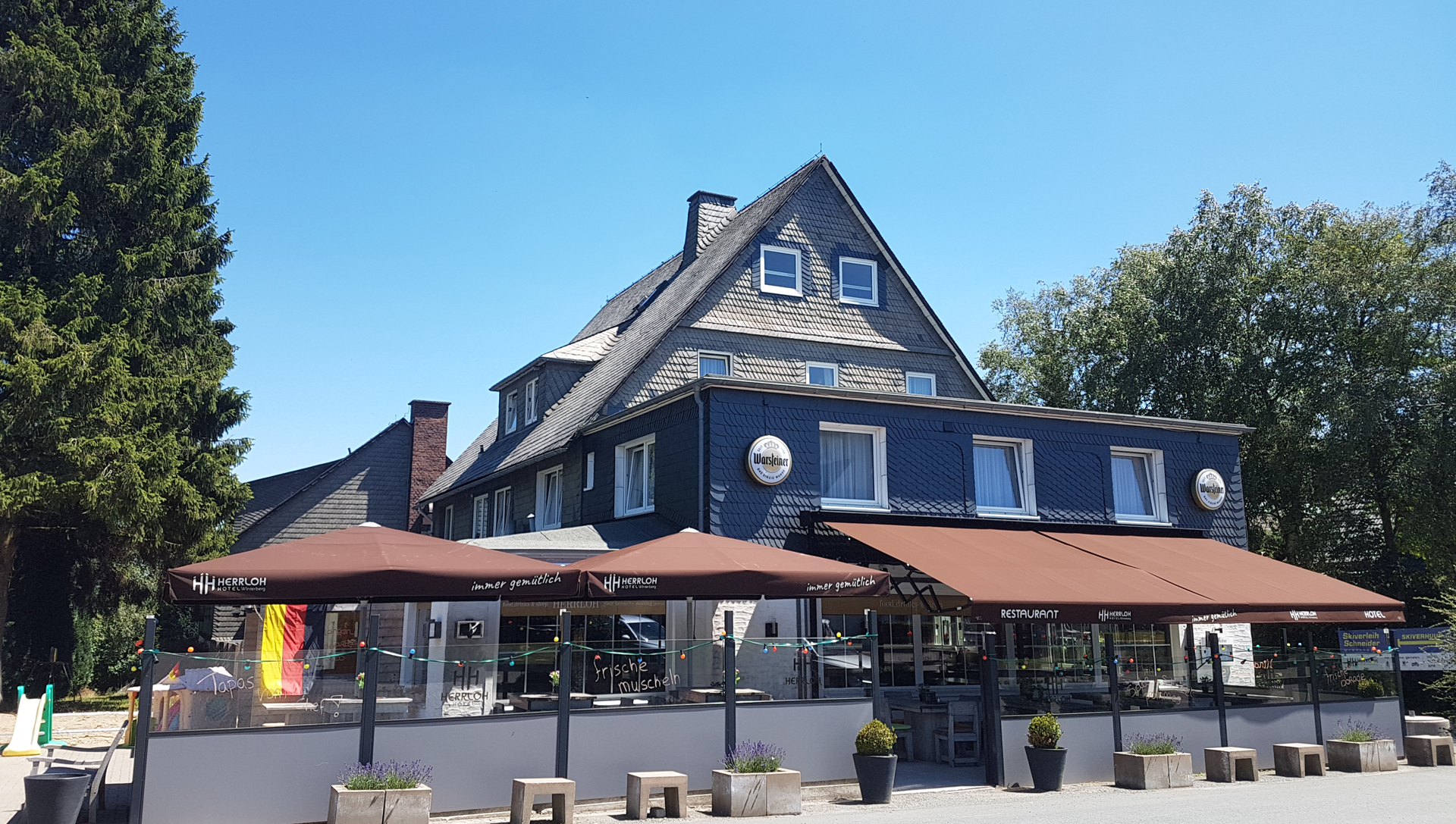 Außenansicht des Hotel Herrloh mit Außenterrasse. Außenansicht des Hotel Herrloh mit Außenterrasse.