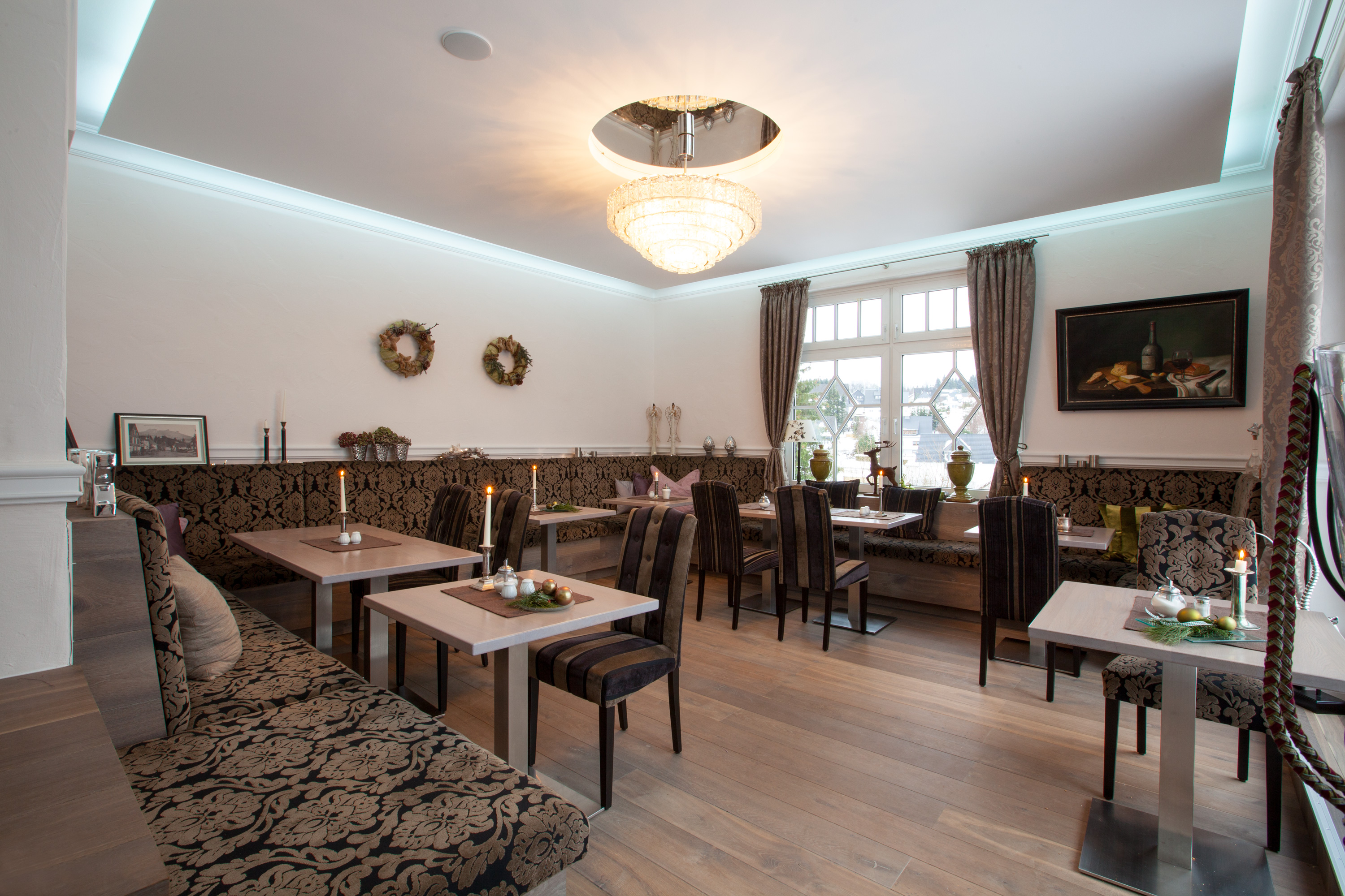 Ein Raum mit einigen Sitzgelegenheiten. Ein Raum mit einigen Sitzgelegenheiten.