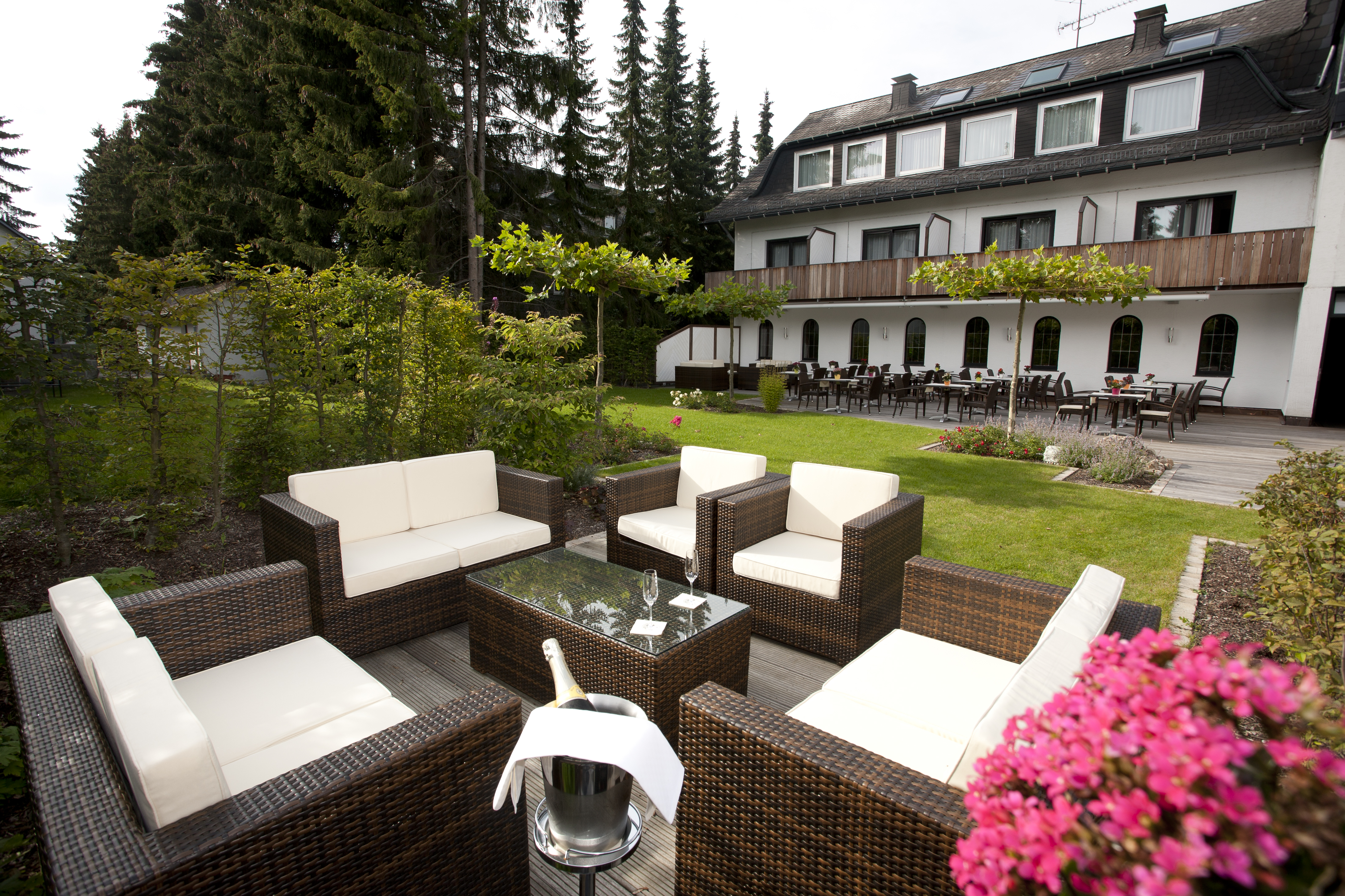 Sitzmöglichkeit mit Sofas und Sesseln auf einer Terrasse. Sitzmöglichkeit mit Sofas und Sesseln auf einer Terrasse.