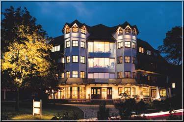 Außenansicht des beleuchteten Hotels Liebesglück am Abend.