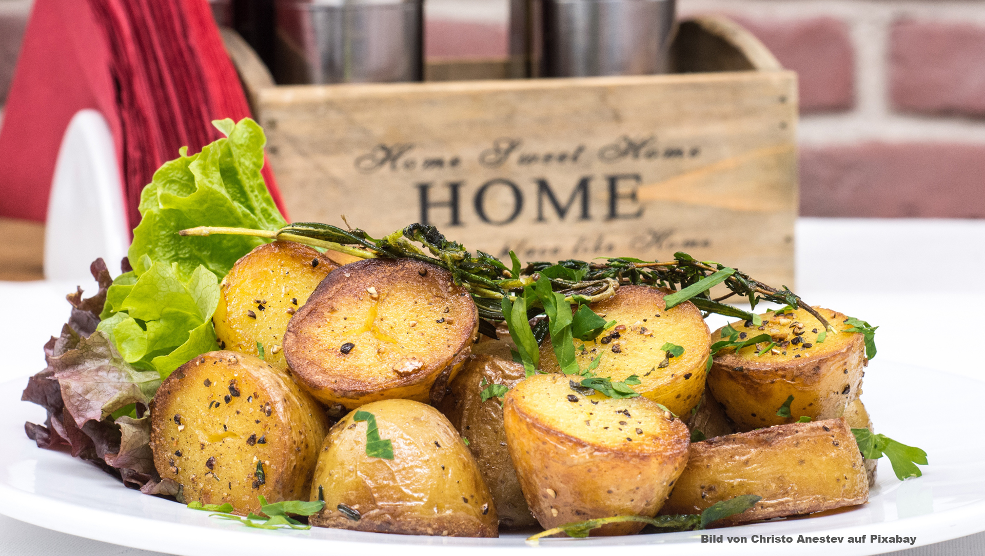 Eine große Portion gebackene Kartoffeln auf einem Teller serviert.