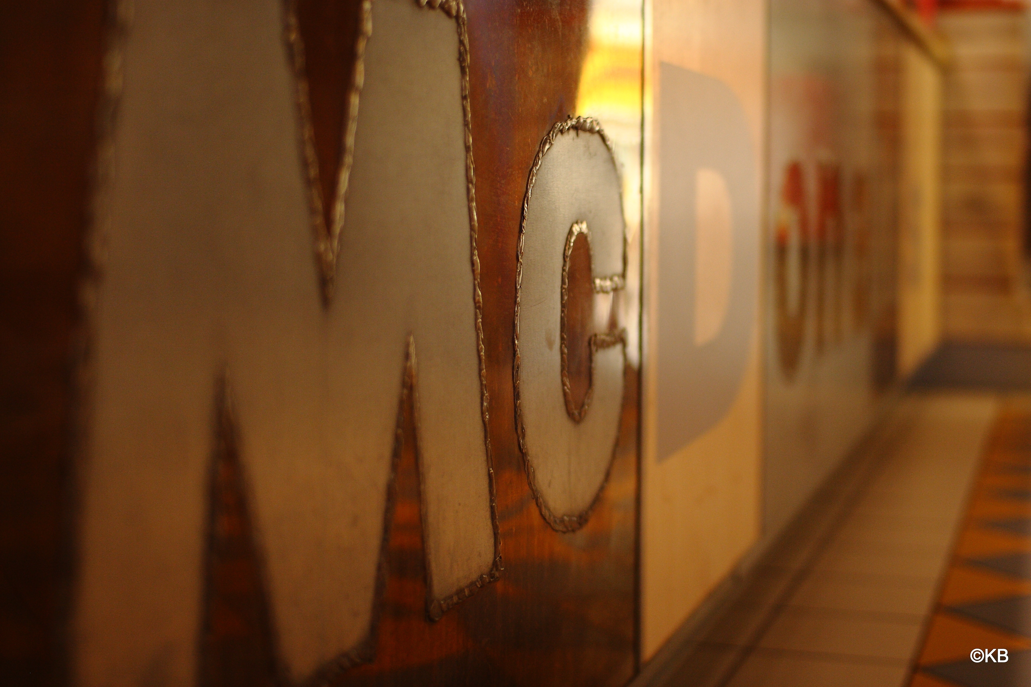 Ein Schriftzug von MC Donalds an einer Wand.