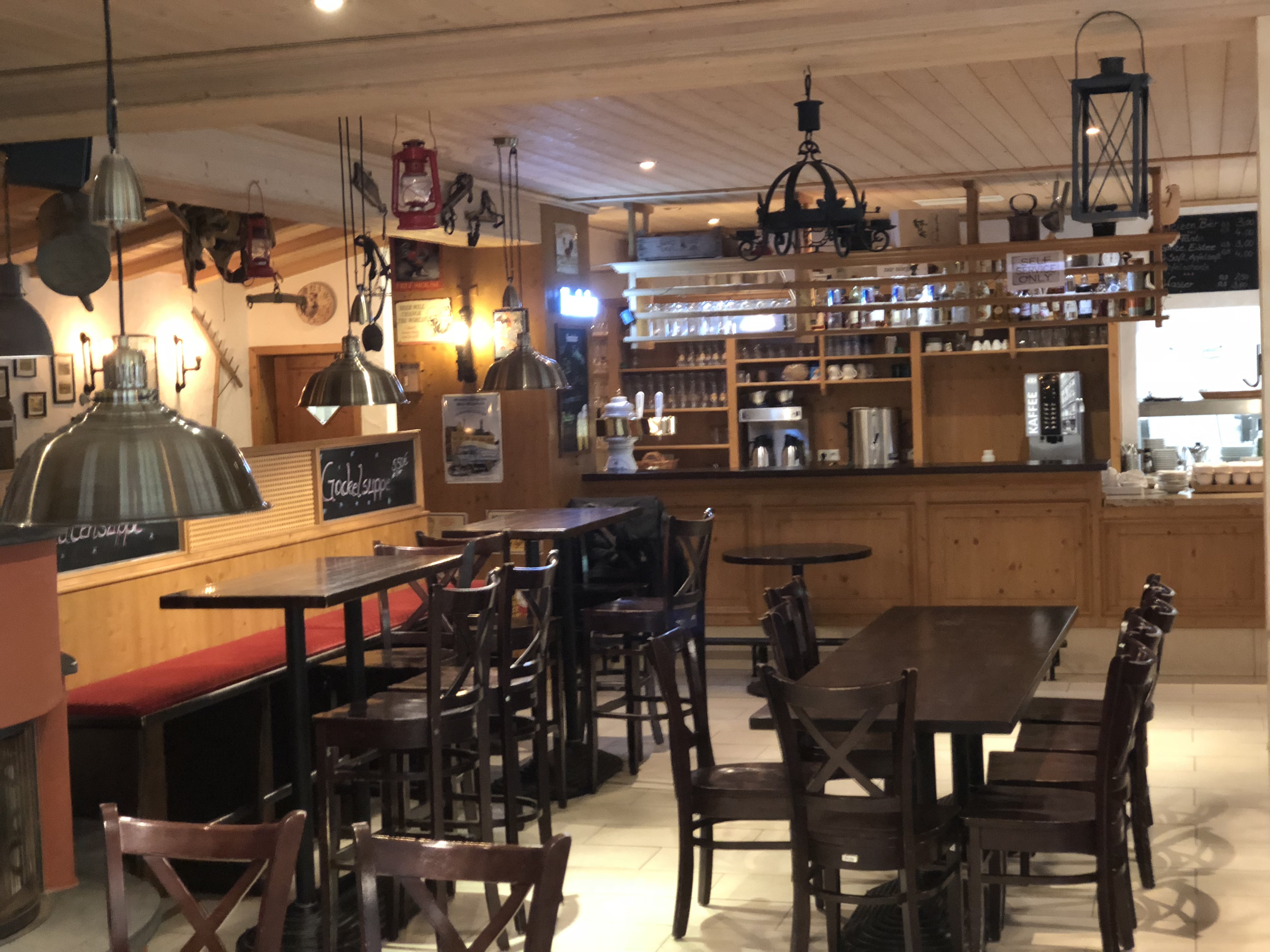 Innenraum einer Hütte mit Sitzgelegenheiten.