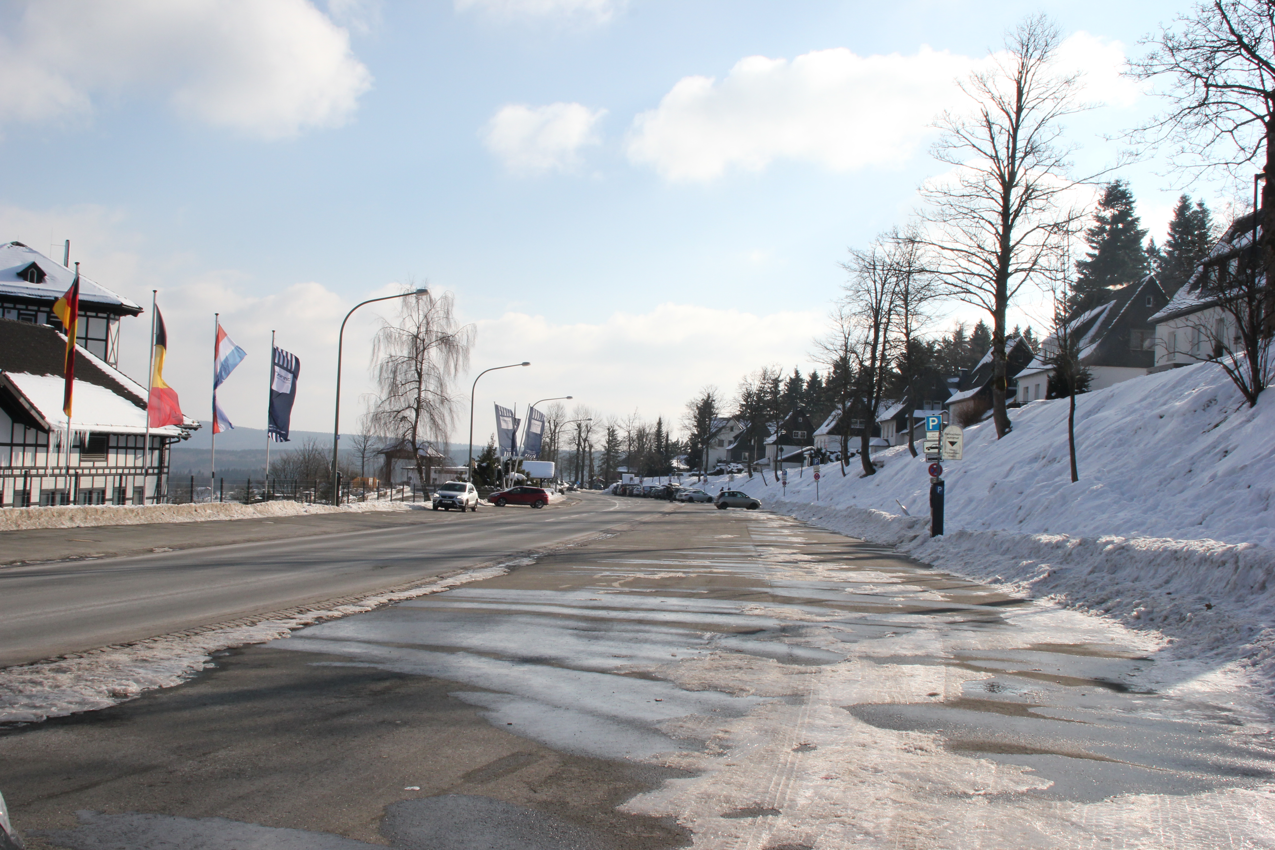 Parkplatz im Winter neben einer Hauptverkehrsstraße.
