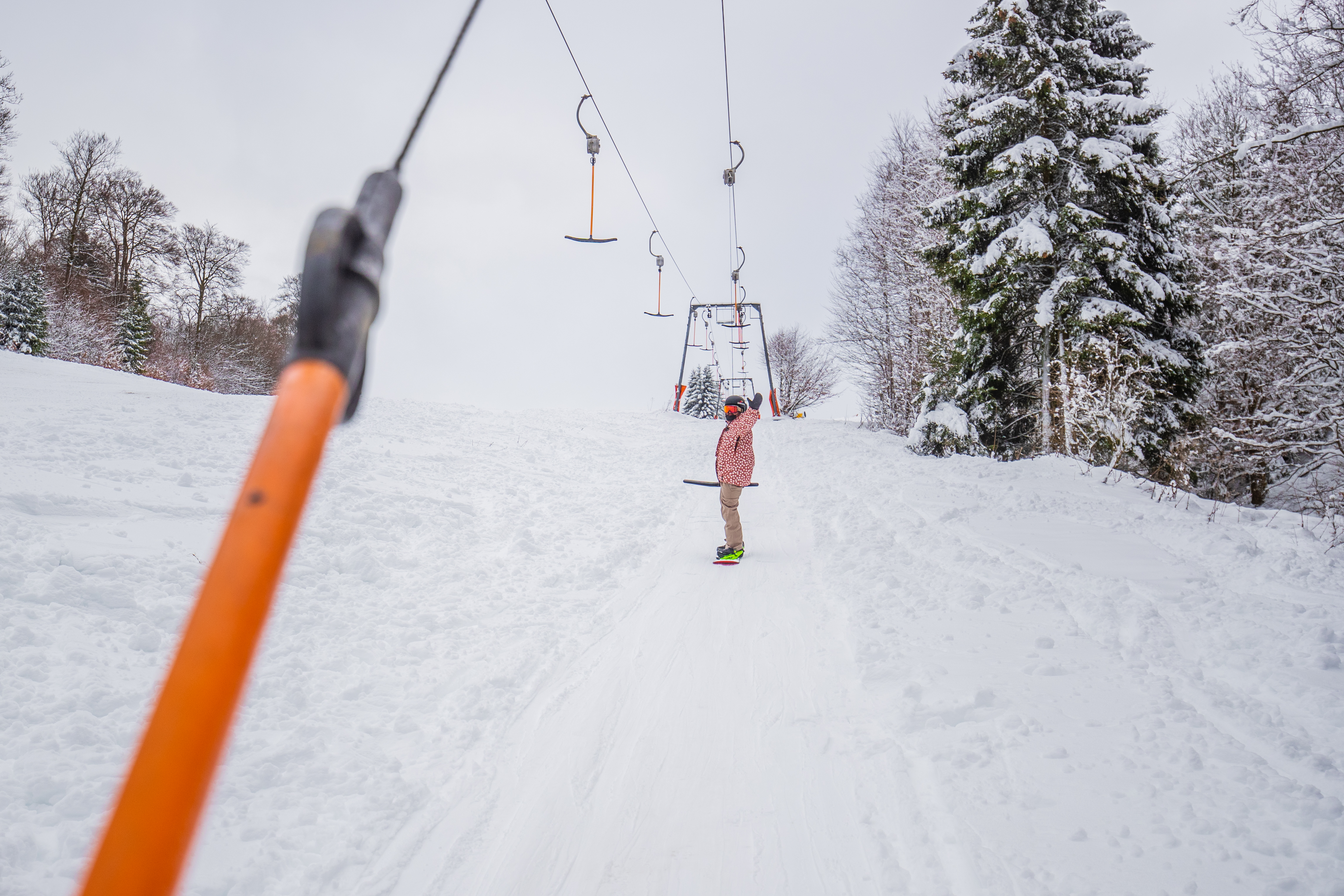 Ein Snowboardfahrer beim liften am Ankerlift.