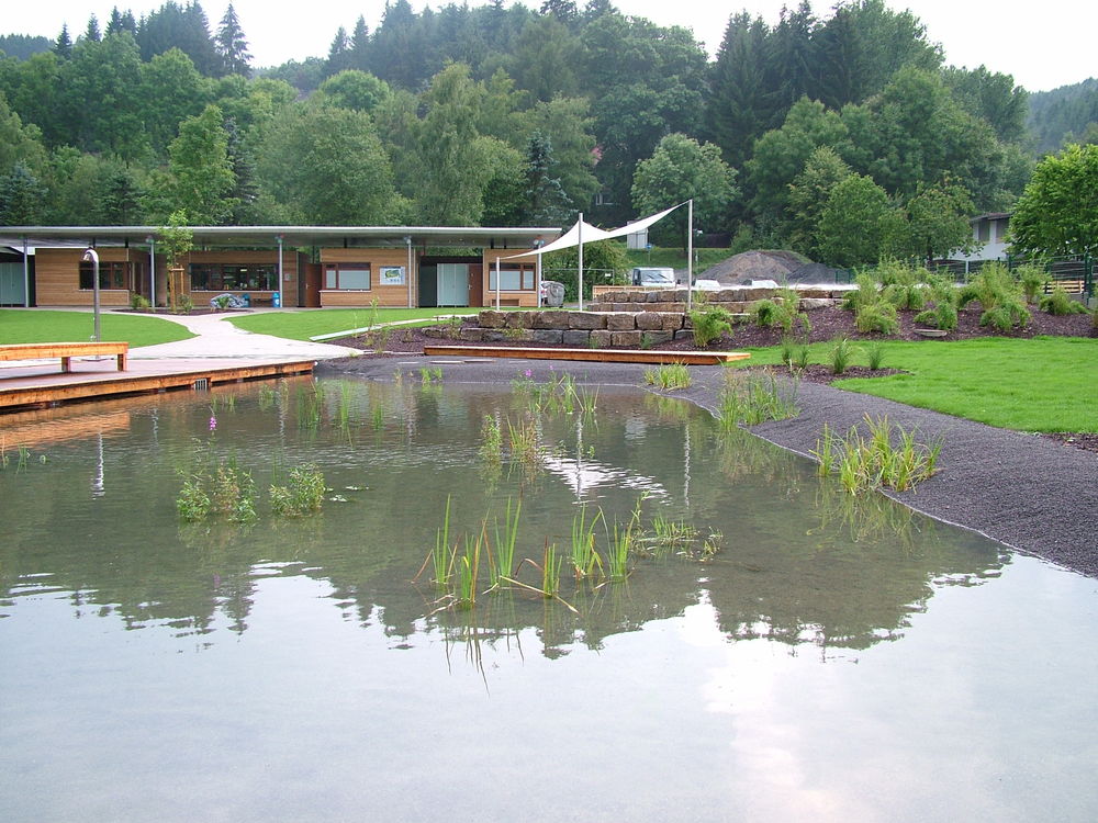 Schwimmbecken im Freien. Schwimmbecken im Freien.