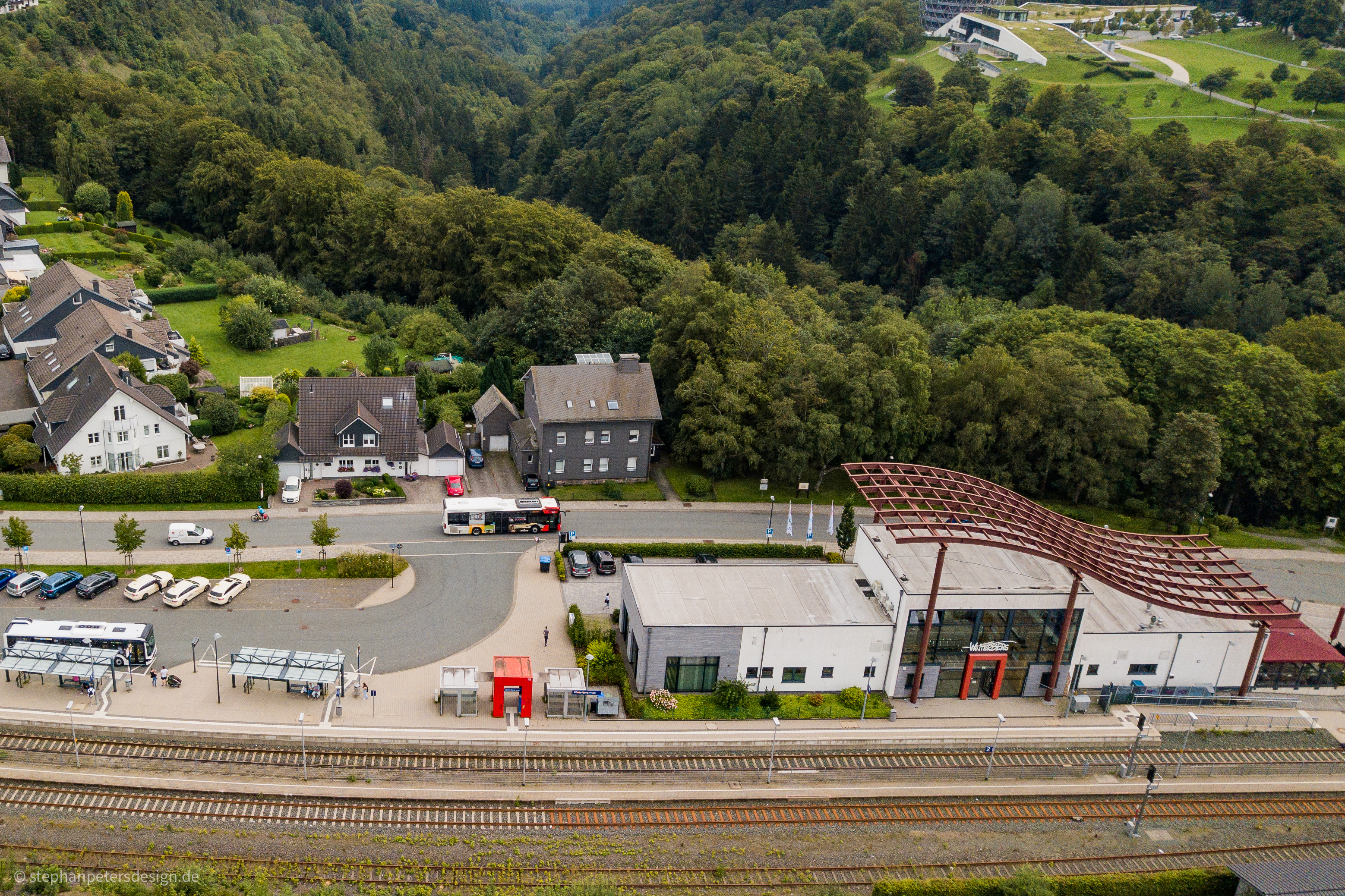 Drohnenaufnahme des Winterberger Bahnhofs mit Parkplatz und Bahngleisen. Drohnenaufnahme des Winterberger Bahnhofs mit Parkplatz und Bahngleisen.