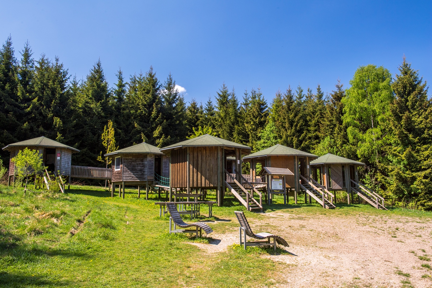 FerienweltWinterberg_2018_Winterberg_Ruhrquelle_Hütten Stelen Erlebnis_Sommer klein_Klaus-Peter Kappest.jpg