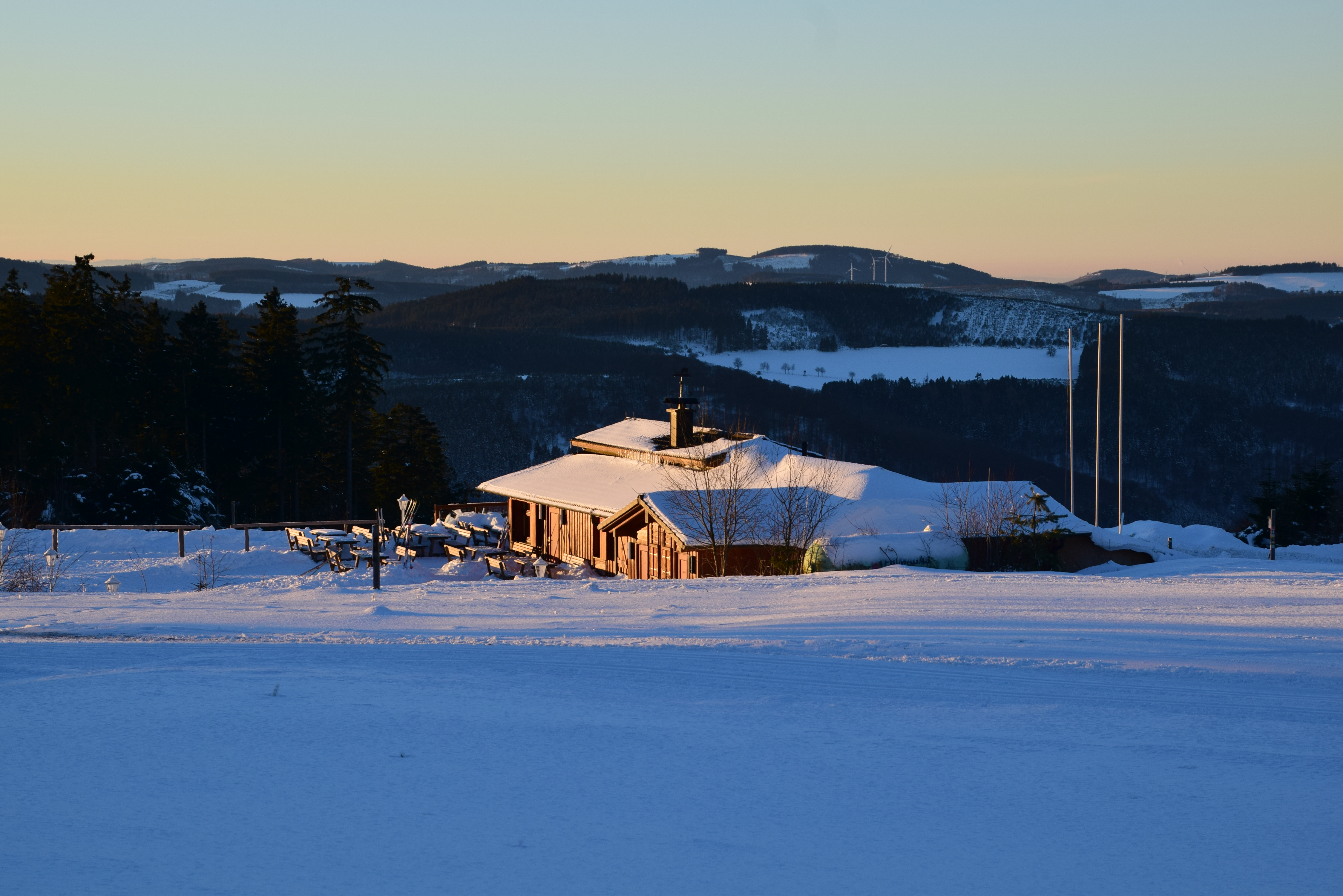 Die Hochheide Hütte inmitten einer schneebedeckten Landschaft.