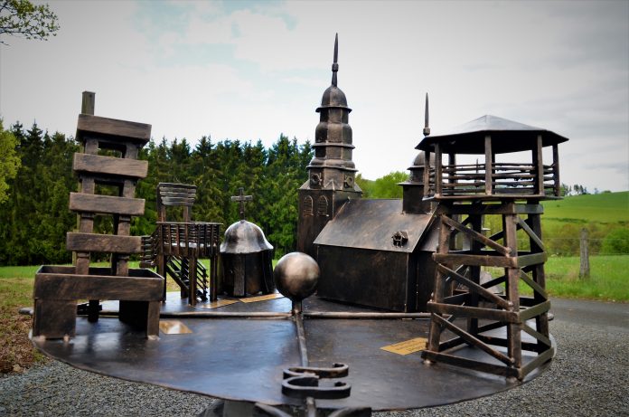 Eisenskulptur mit verschiedenen nachgebildeten Sehenswürdigkeiten der umliegenden Ortschaften von Hallenberg, wie zum Beispiel dem Bollerbergturm Hesborn.