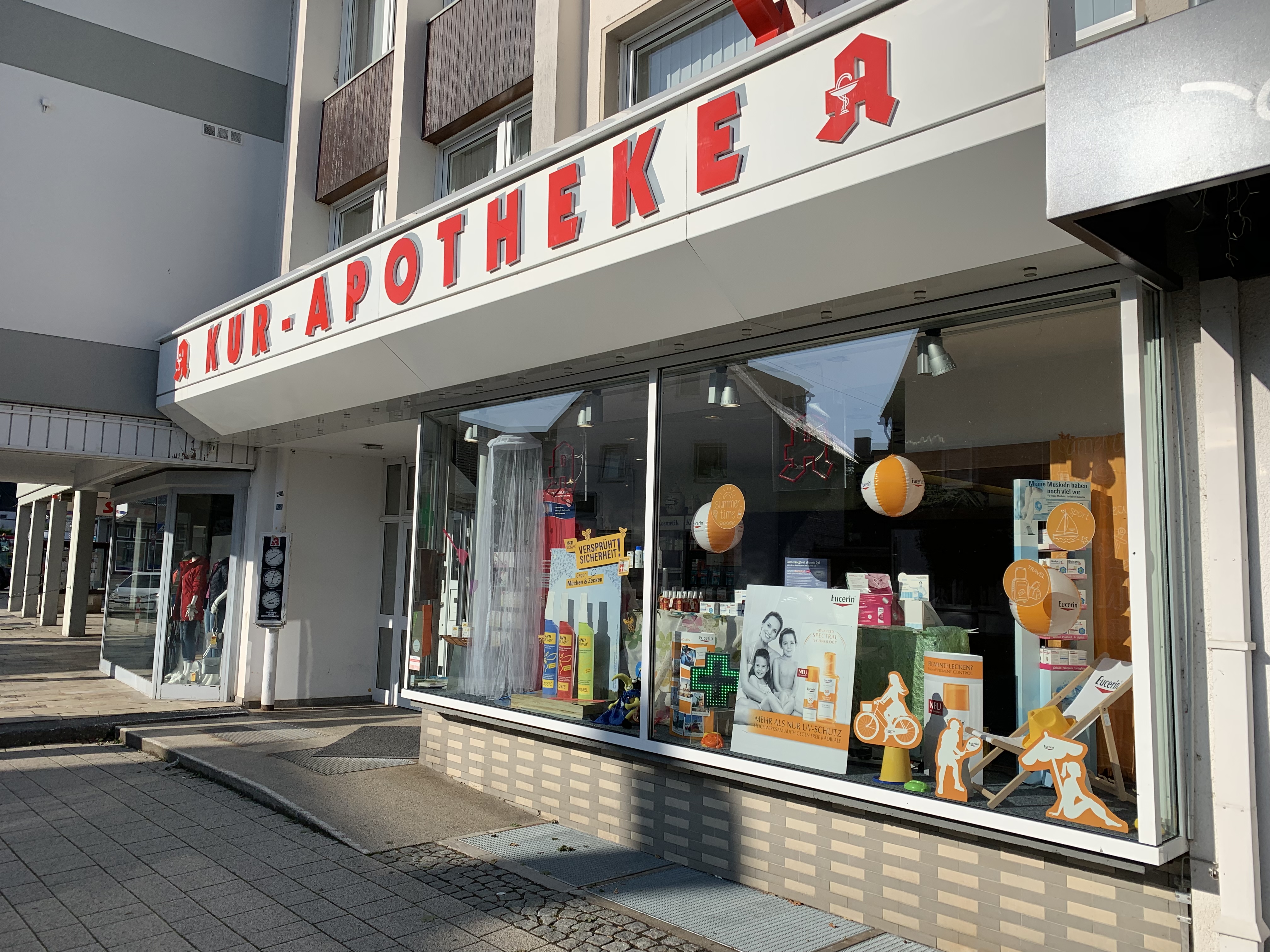 Außenansicht der Schaufenster einer Apotheke, darüber der Schriftzug Kur-Apotheke.