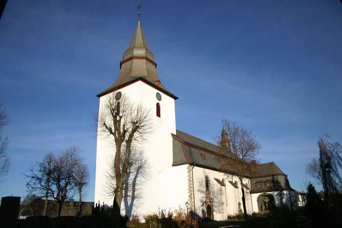 Eine Kirche vor blauem Himmel.