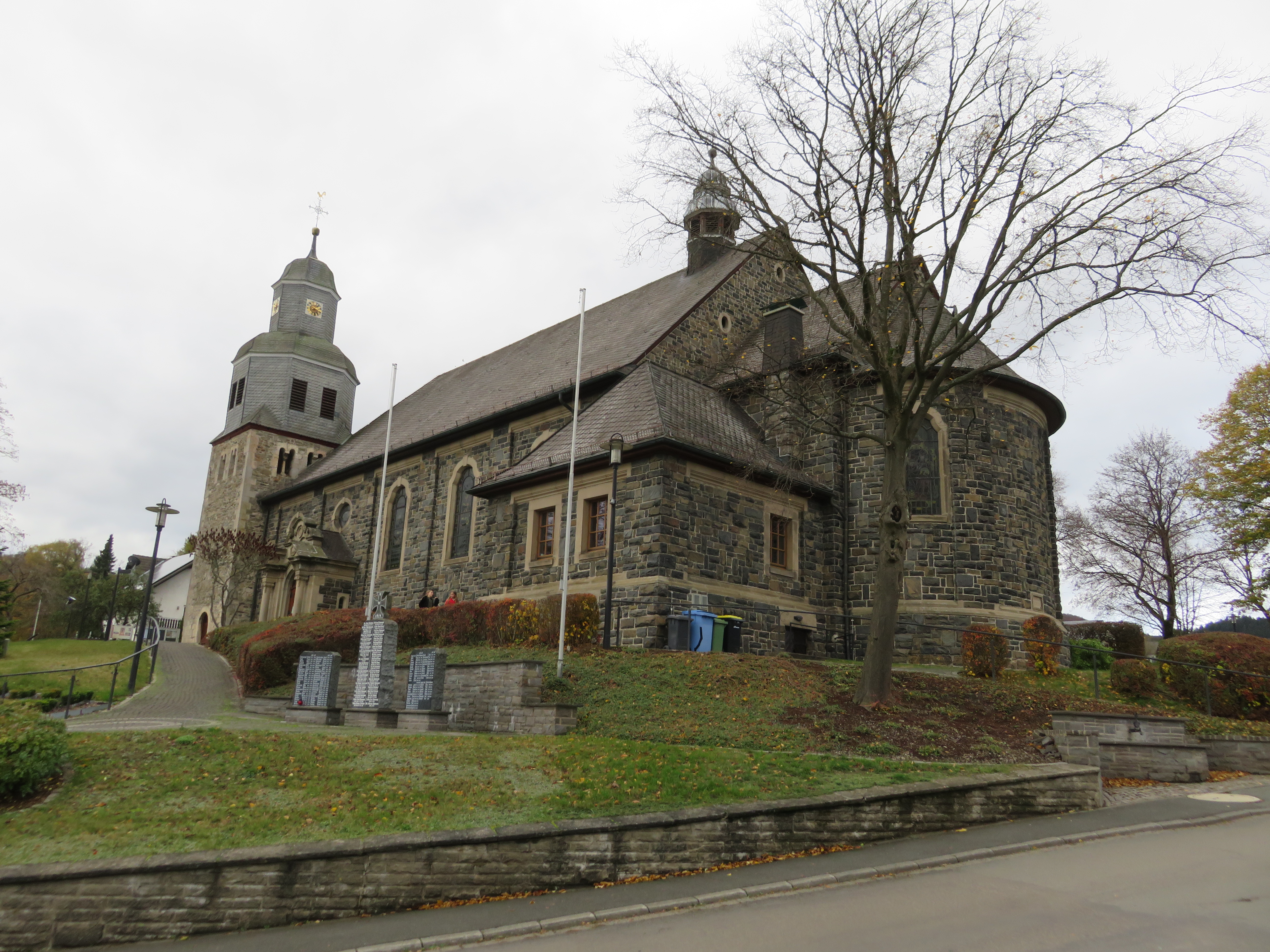 Eine große steinerne Kirche umgeben von grüner Wiese.