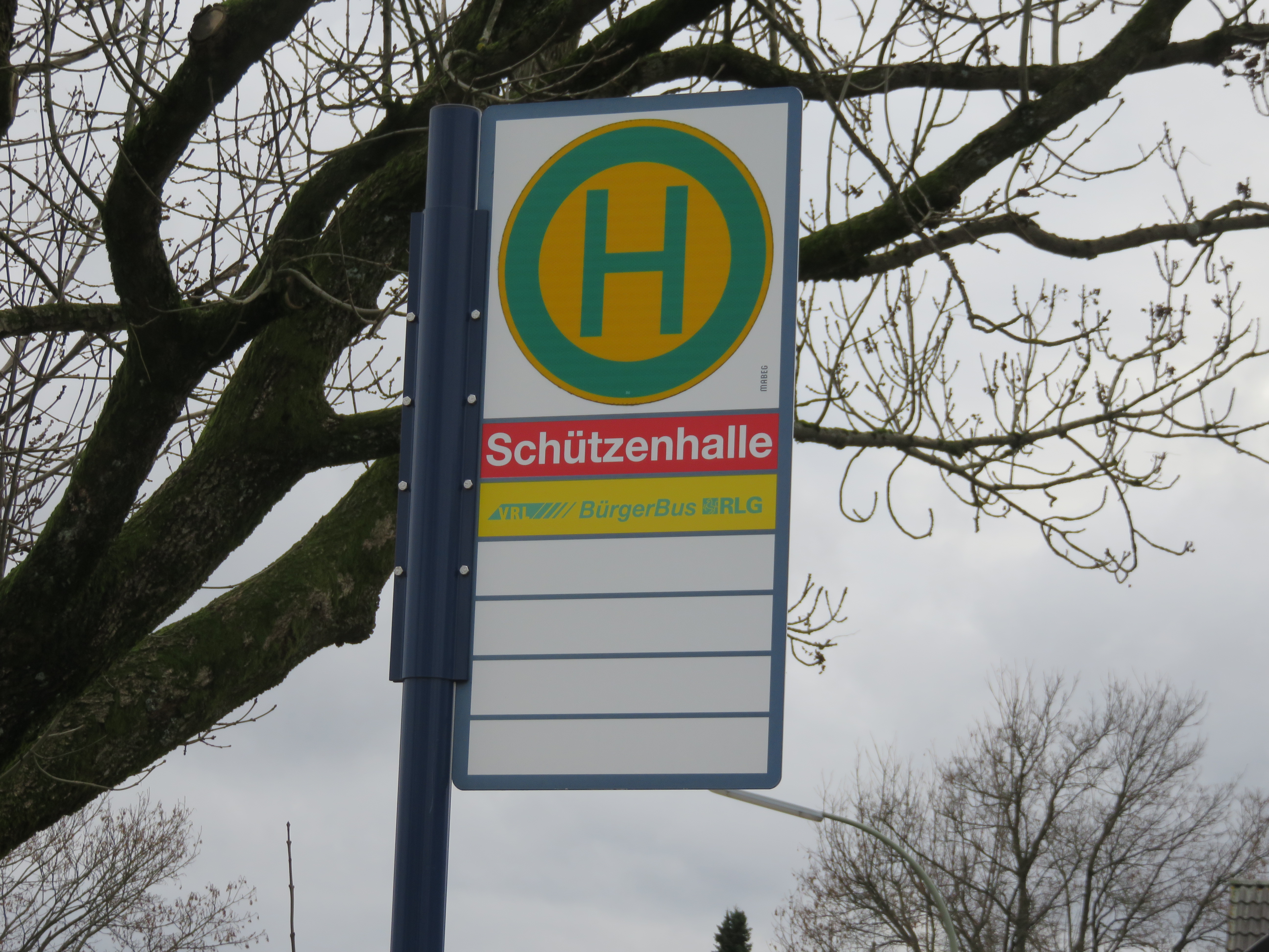 Ein Bushaltestellenschild mit der Aufschrift Schützenhalle.