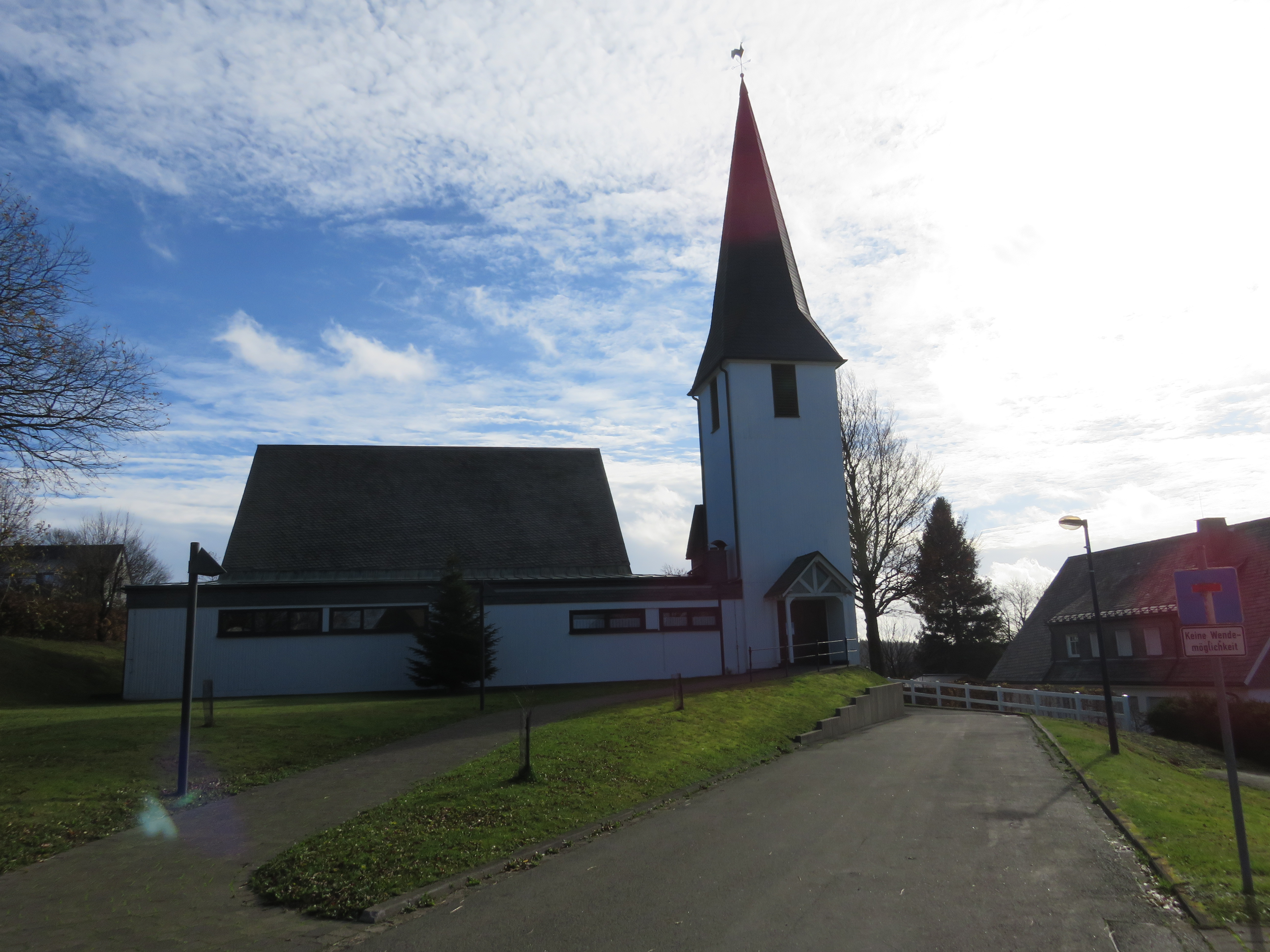 Eine Kirche vor wolkigem blauem Himmel.