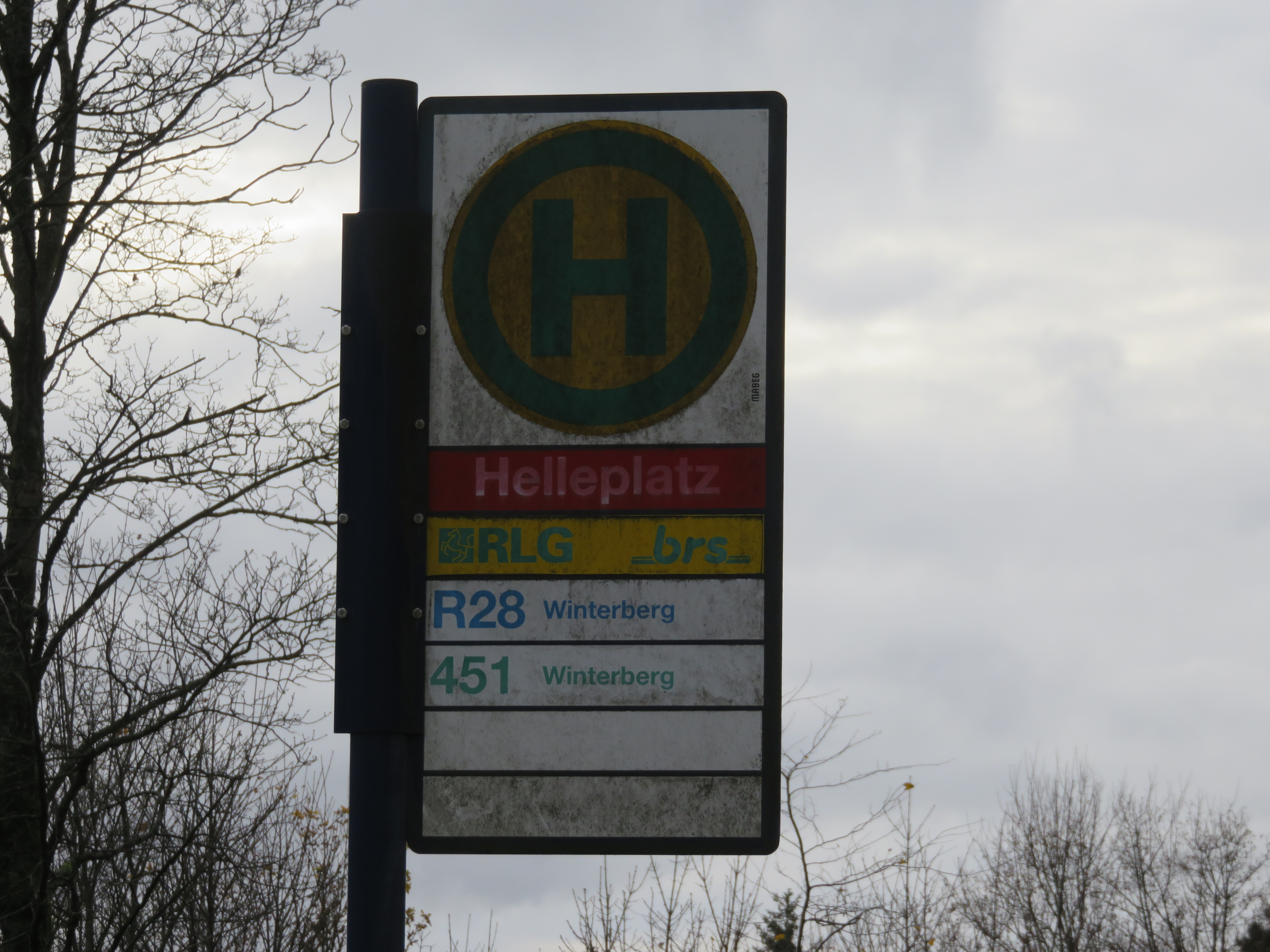 Bushaltestellenschild mit der Aufschrift Helleplatz.