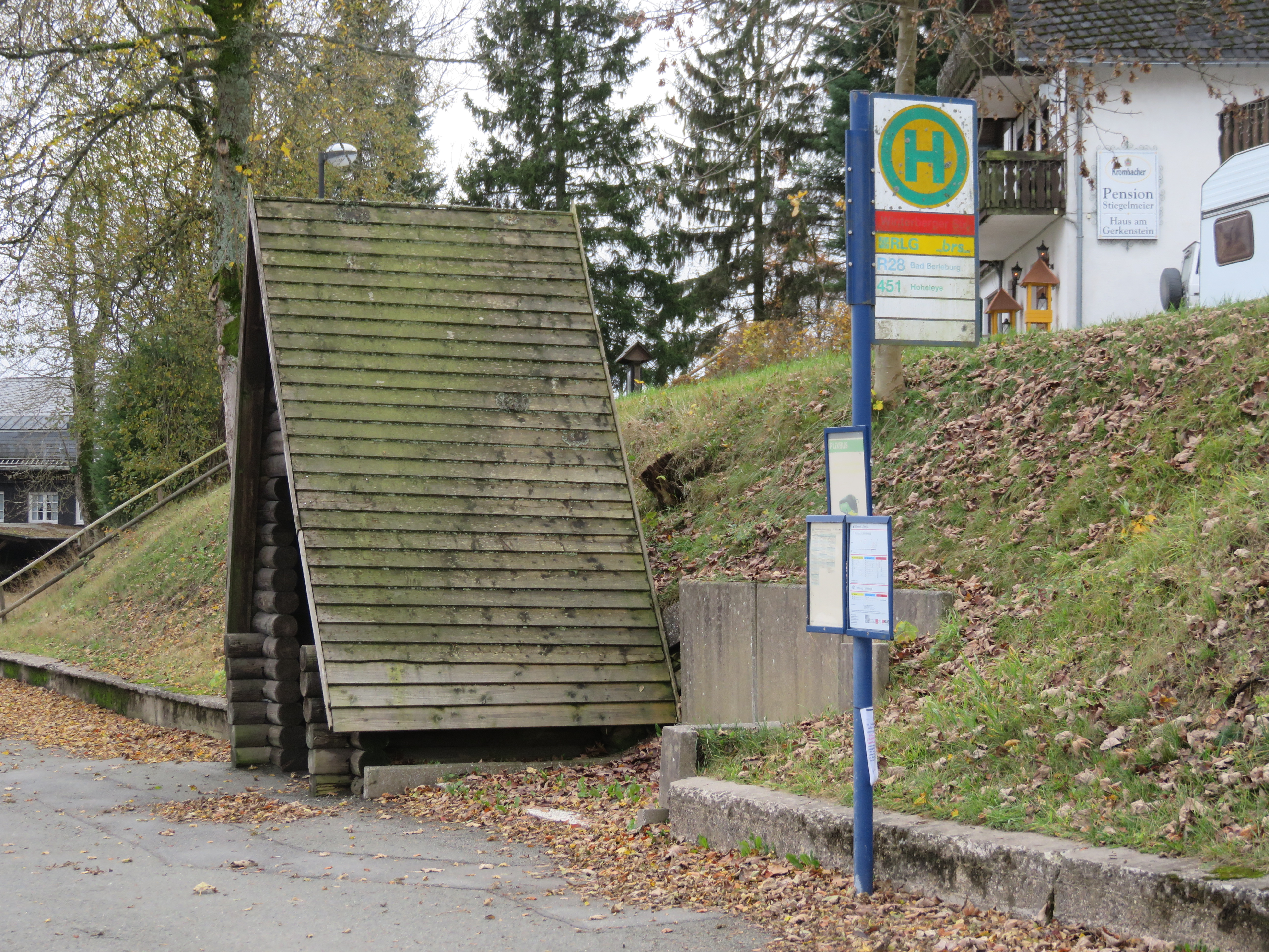 Ein Bushaltestellen-Häuschen mit einem Halteschild.