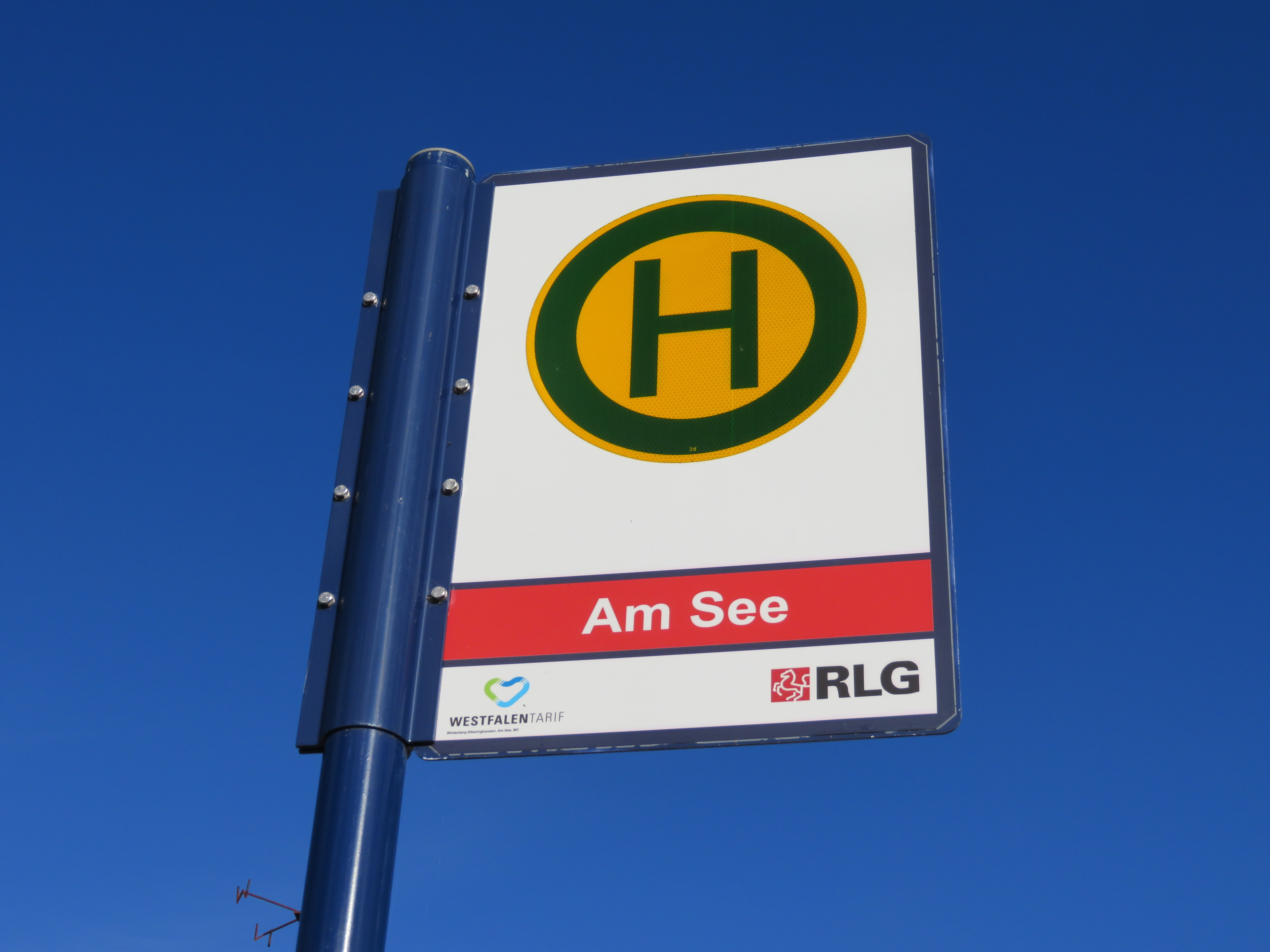 Ein Bushaltestellenschild mit der Aufschrift Am See.