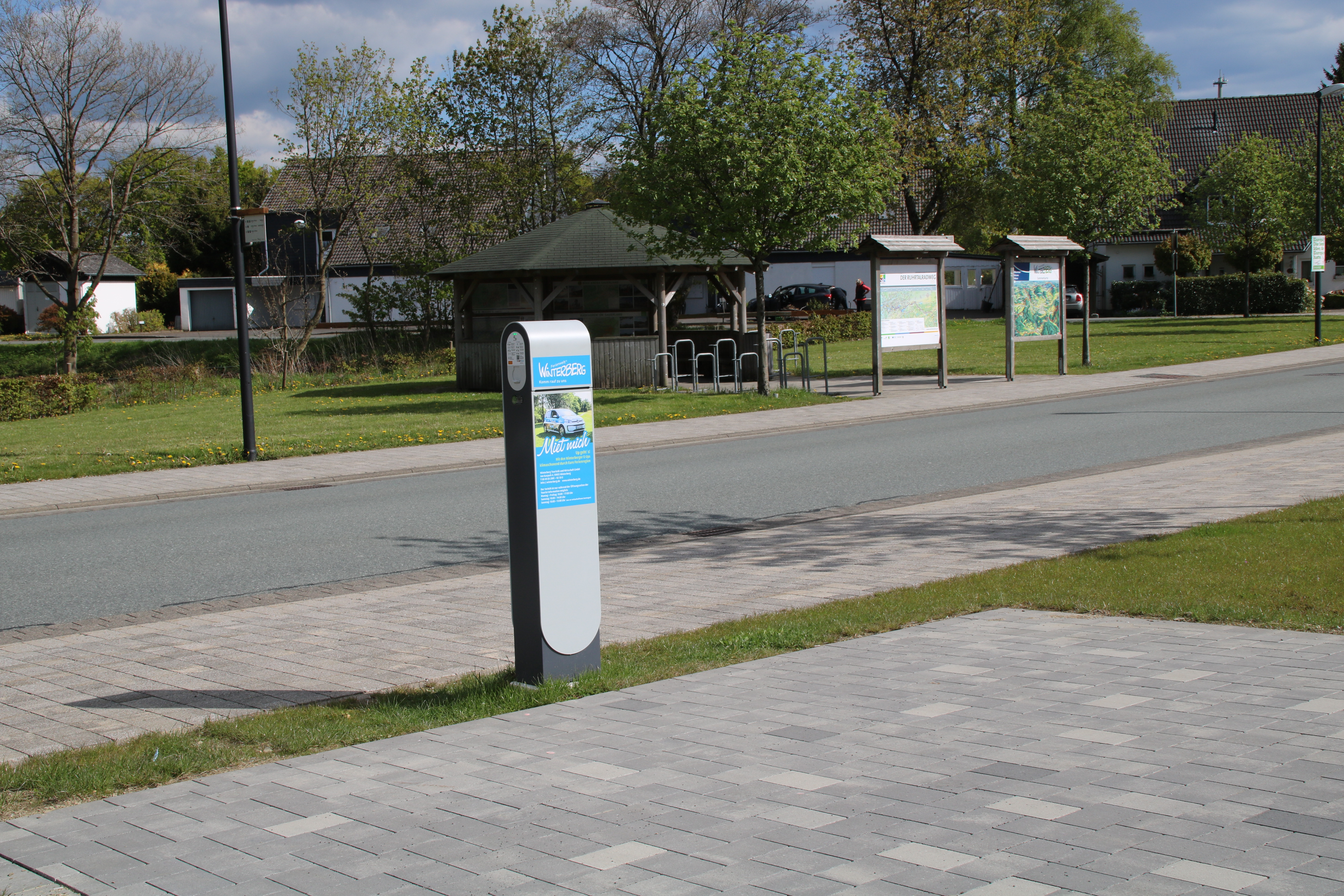 Die Säule einer E-Car Ladestation an einem Parkplatz.