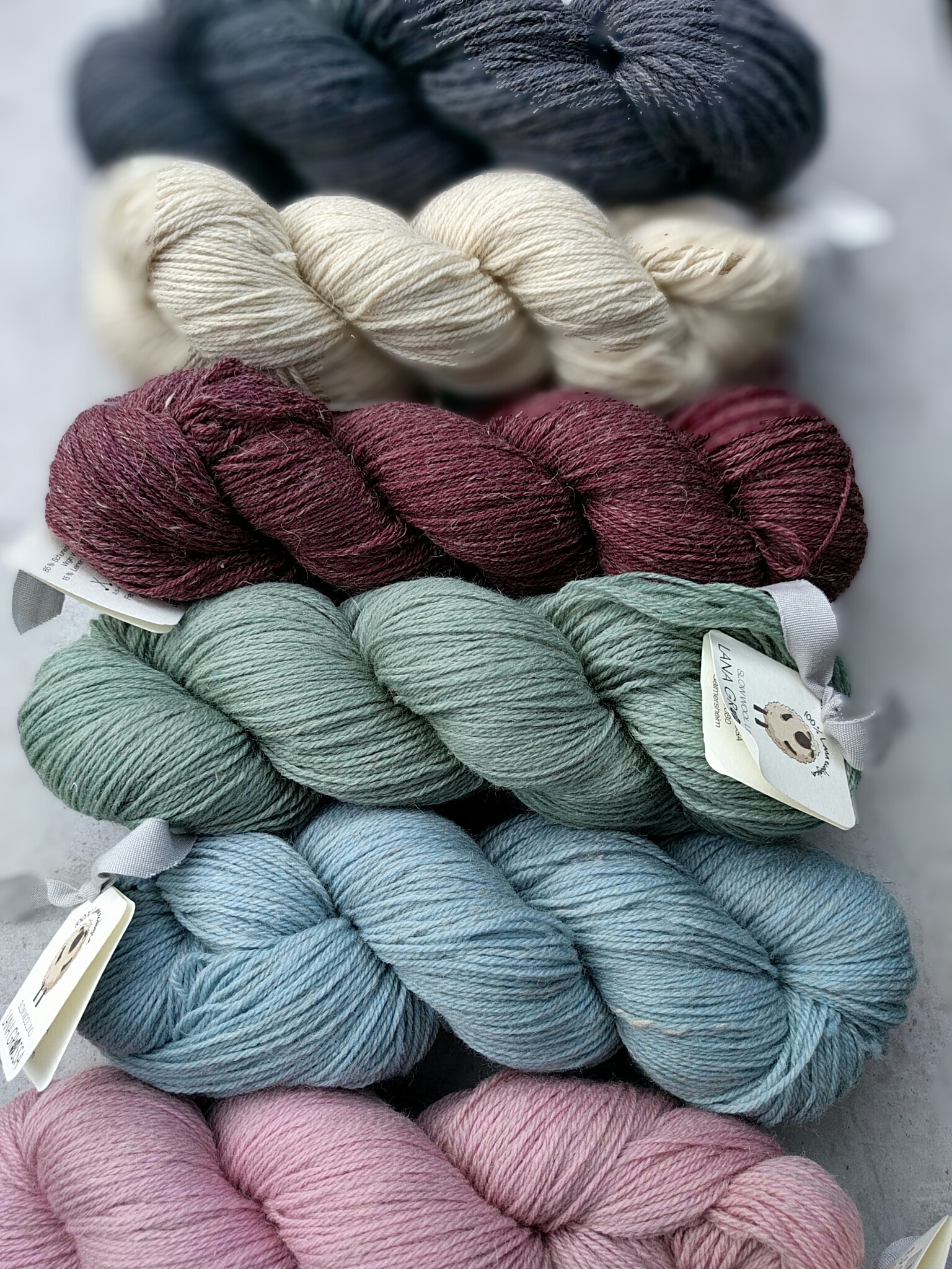 Wolleknäuel in verschiedenen Farben.