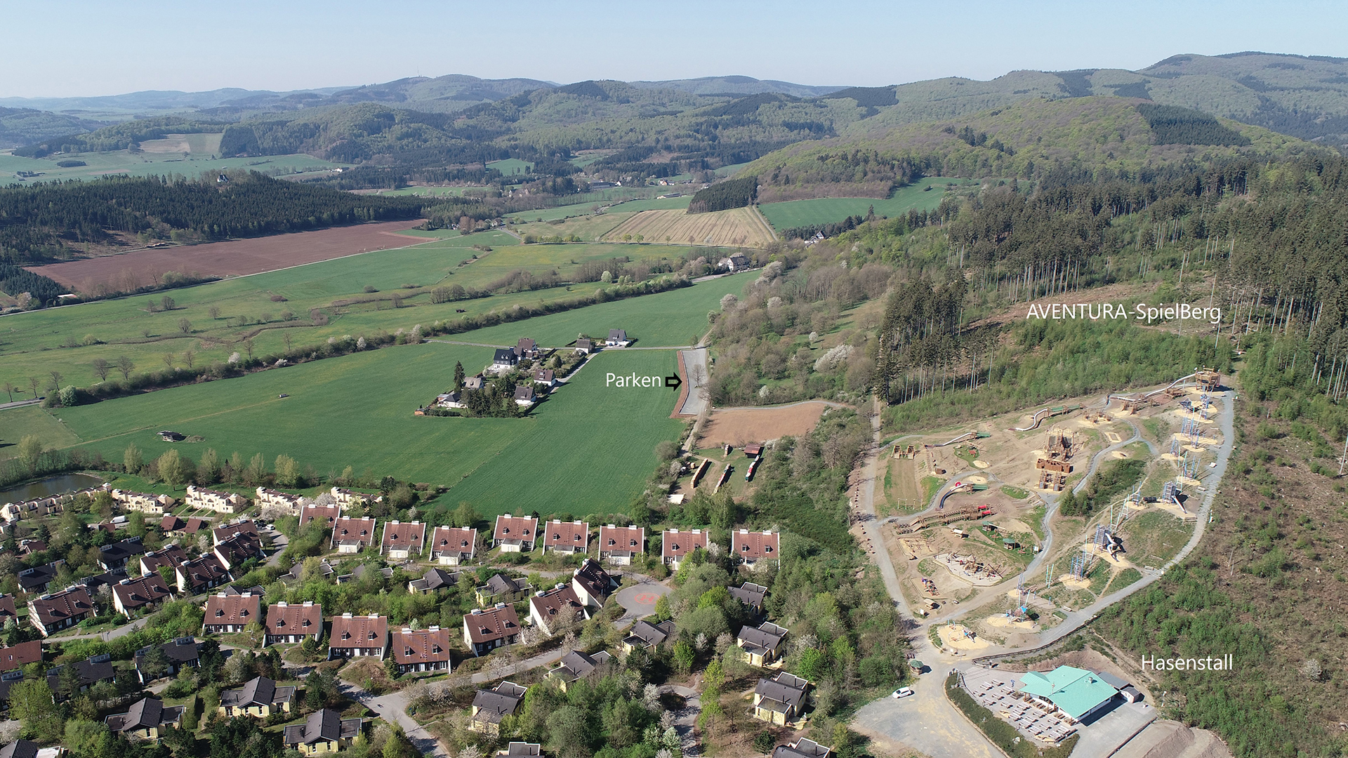Drohnenaufnahme des Spielbergs Aventura mit den angrenzenden Ferienhäusern des Center Parcs.